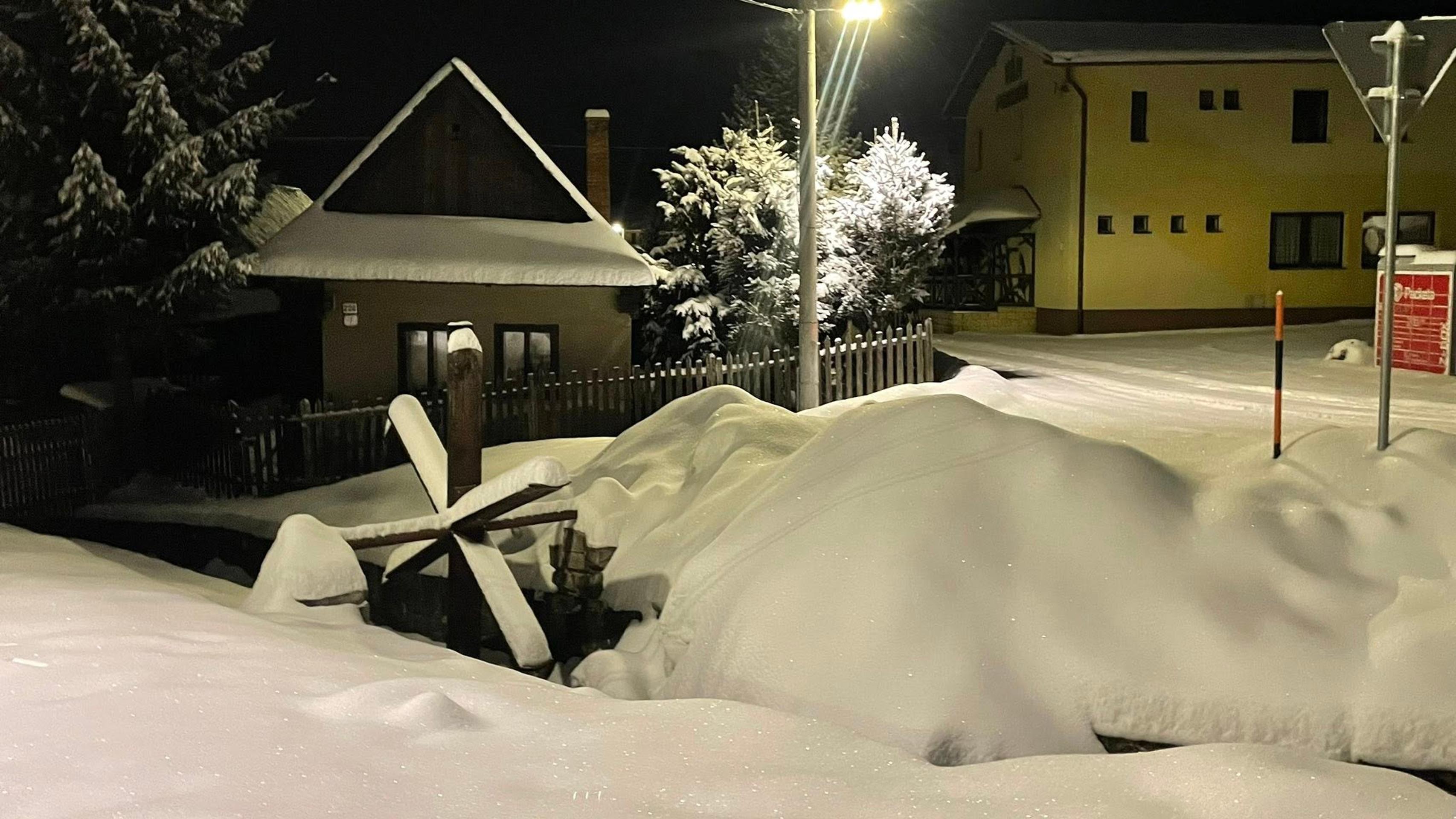 Sneh zasypal aj Liptovskú Tepličku.