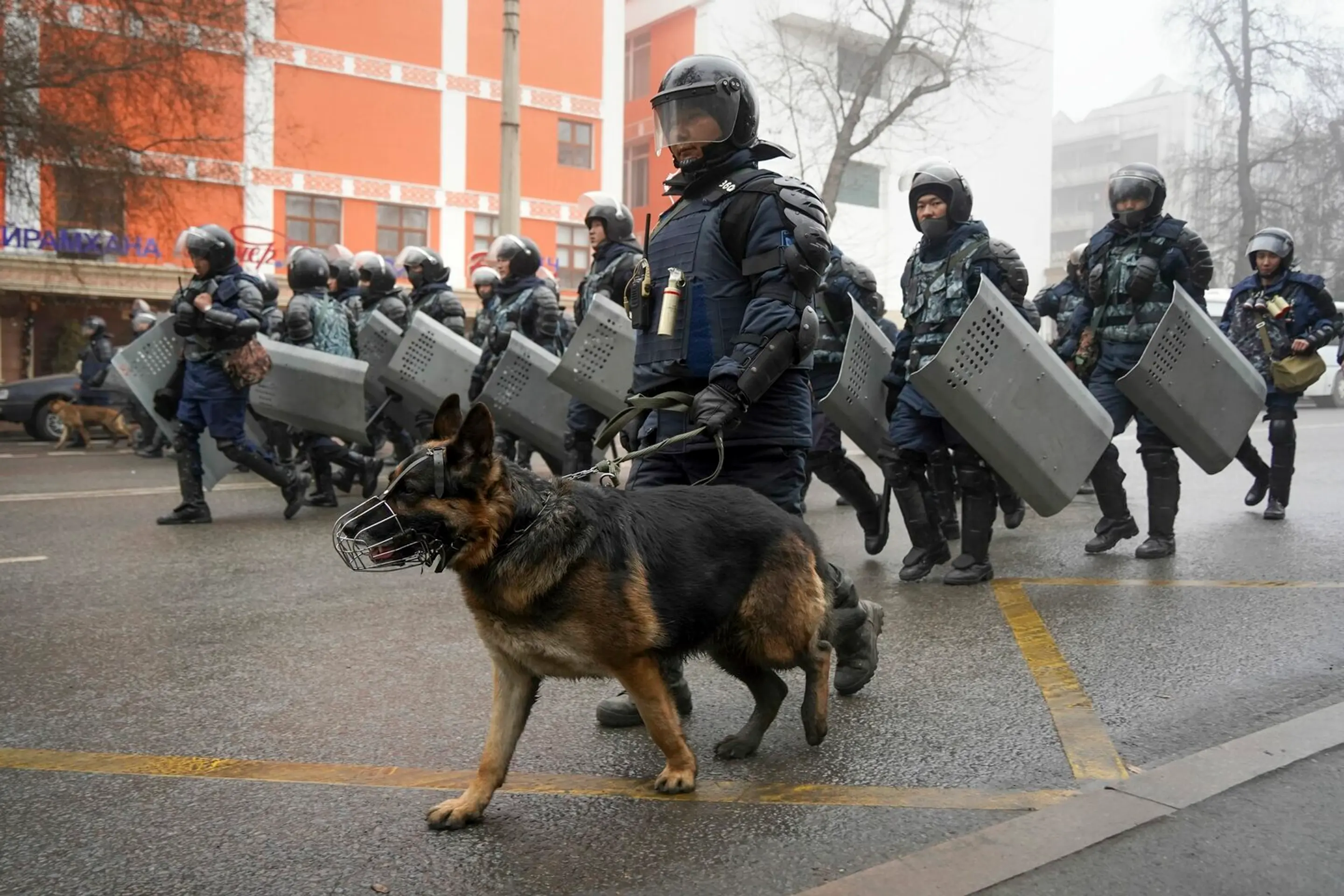  Kazachšká polícia vystrelila omračujúce granáty a zadržala 200 ľudí