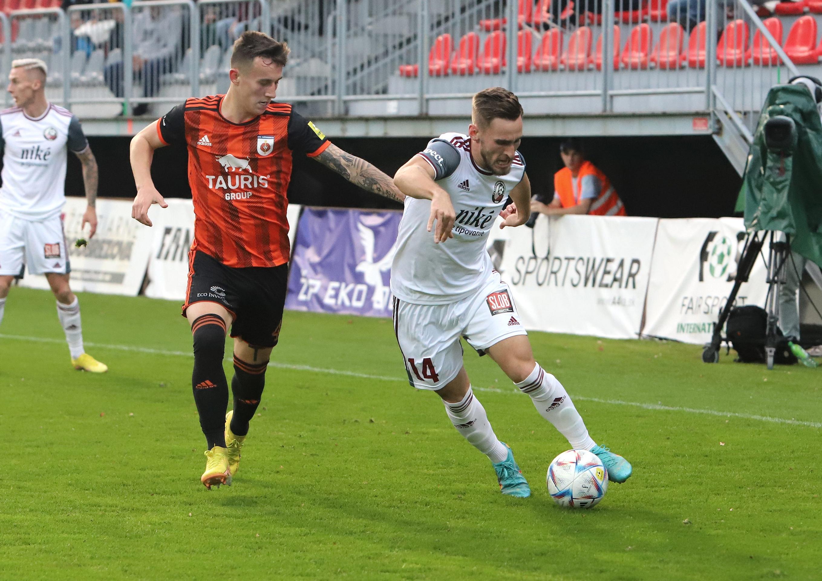 Zľava Oliver Luterán (Podbrezová) a Matej Grešák (Ružomberok) počas zápasu Fortuna ligy.