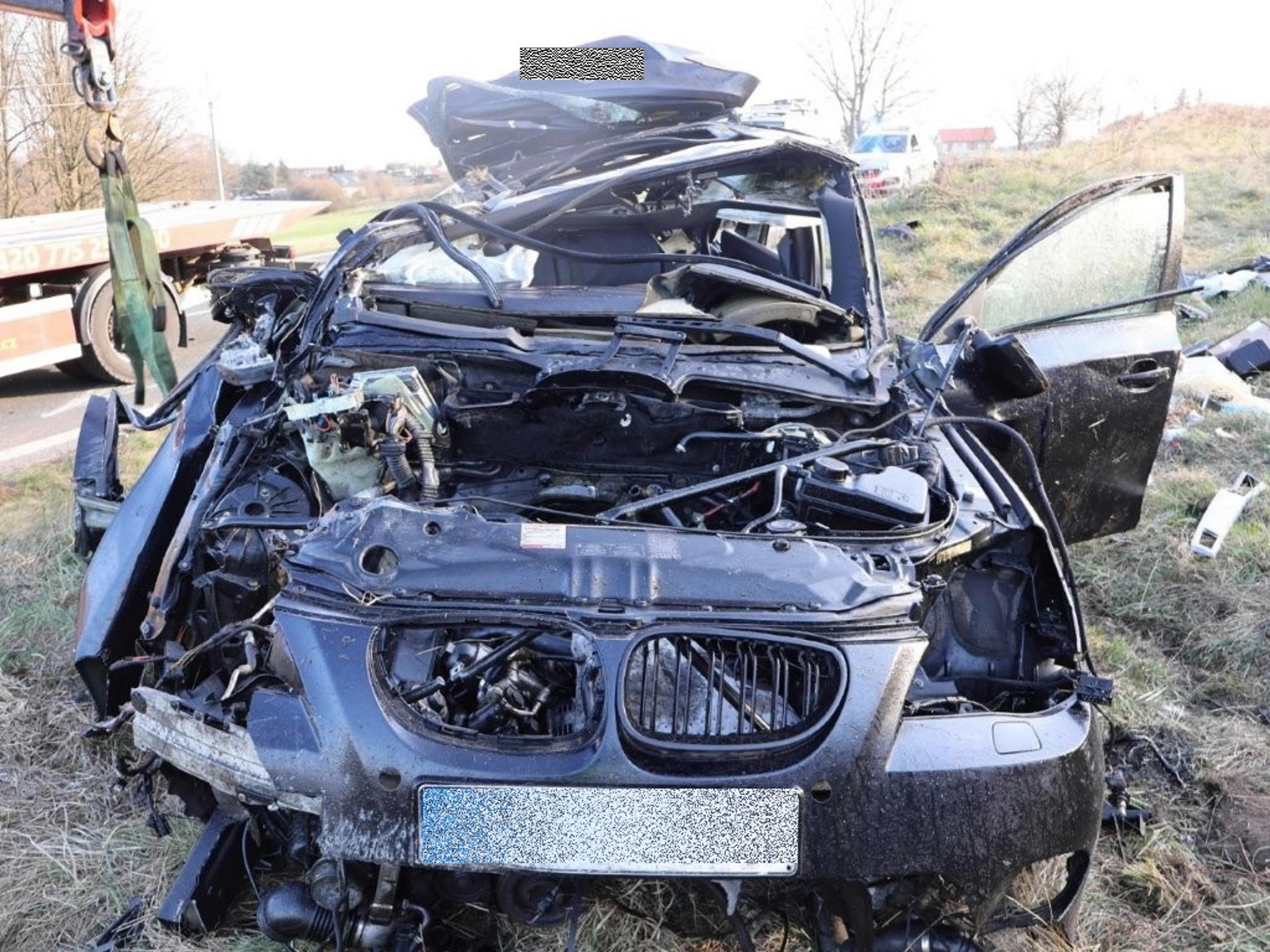 Z auta ostala hromada plechu