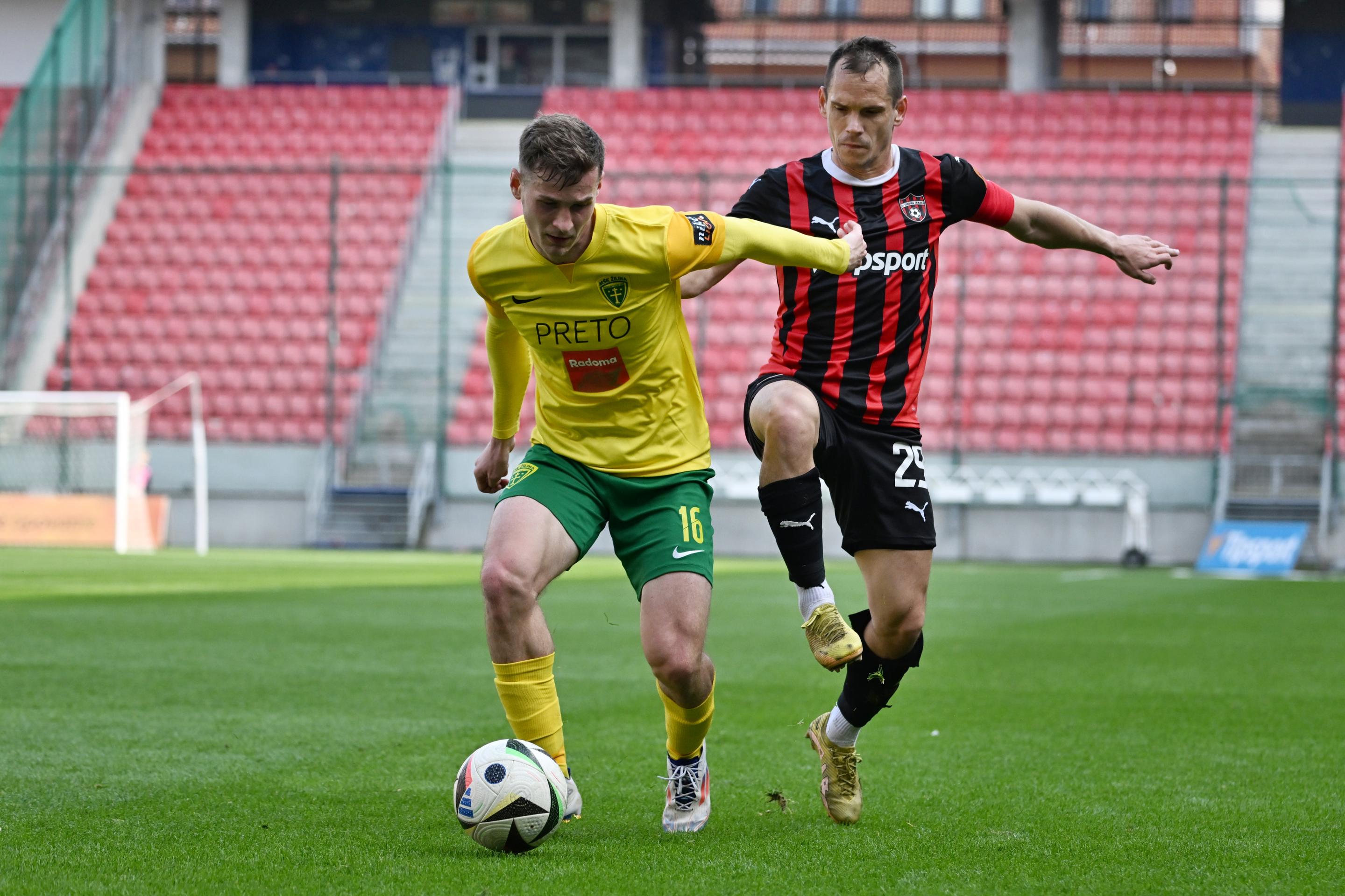 Vpravo kapitán Trnavy Martin Mikovič a hráč Žiliny Patrik Iľko bojujú o loptu v 4. kole nadstavby Niké ligy.