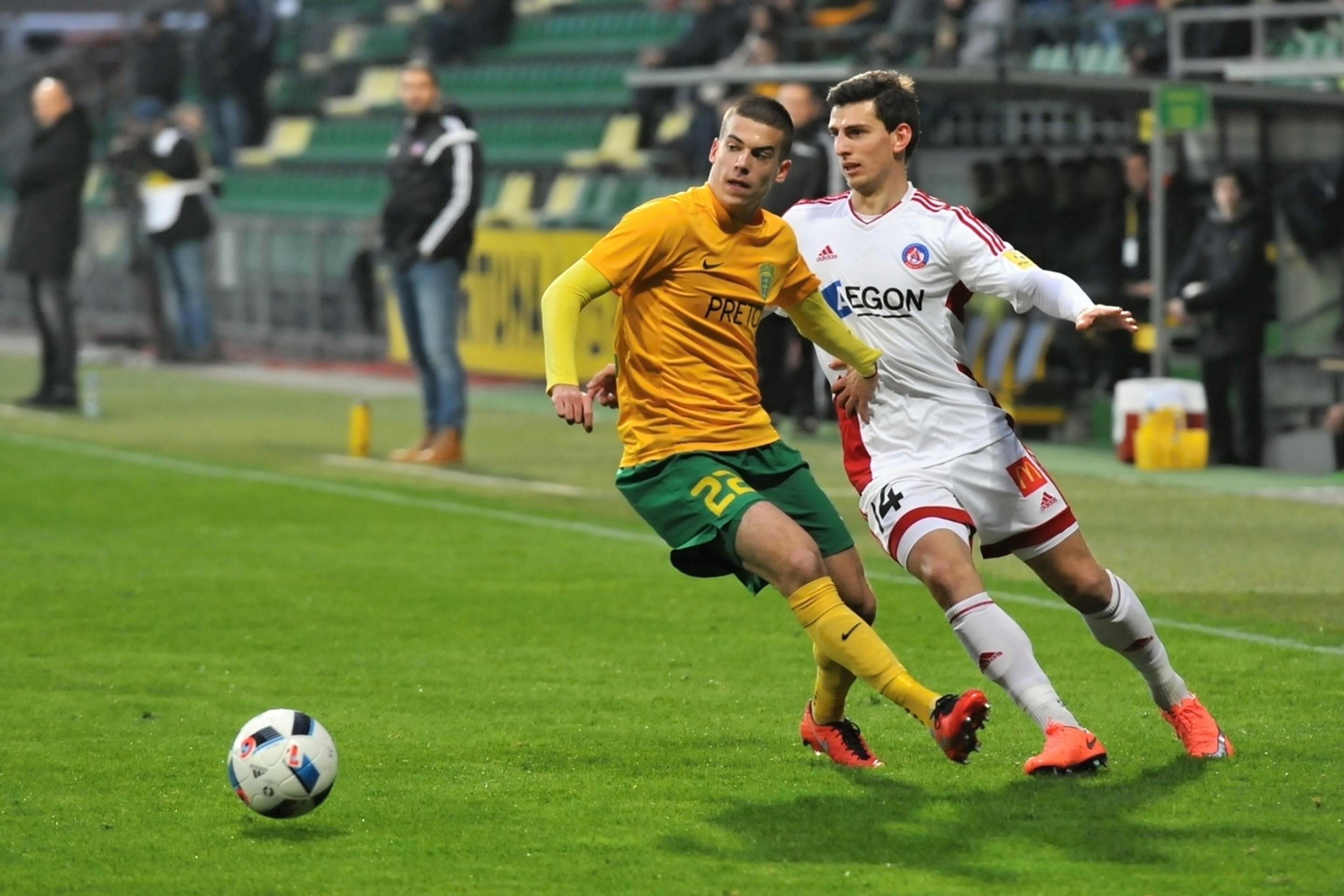 László Bénes na archívnej snímke vľavo v súboji s Jakubom Holúbekom z Trenčína.