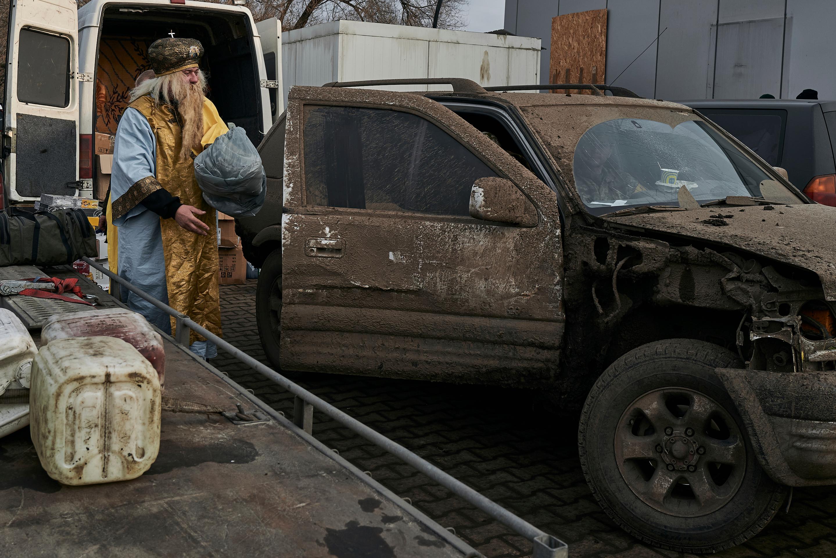 Dobrovoľník prezlečený za Sv. Mikuláša sa chystá rozdať darčeky ukrajinským vojakom v Kosťantynivke.