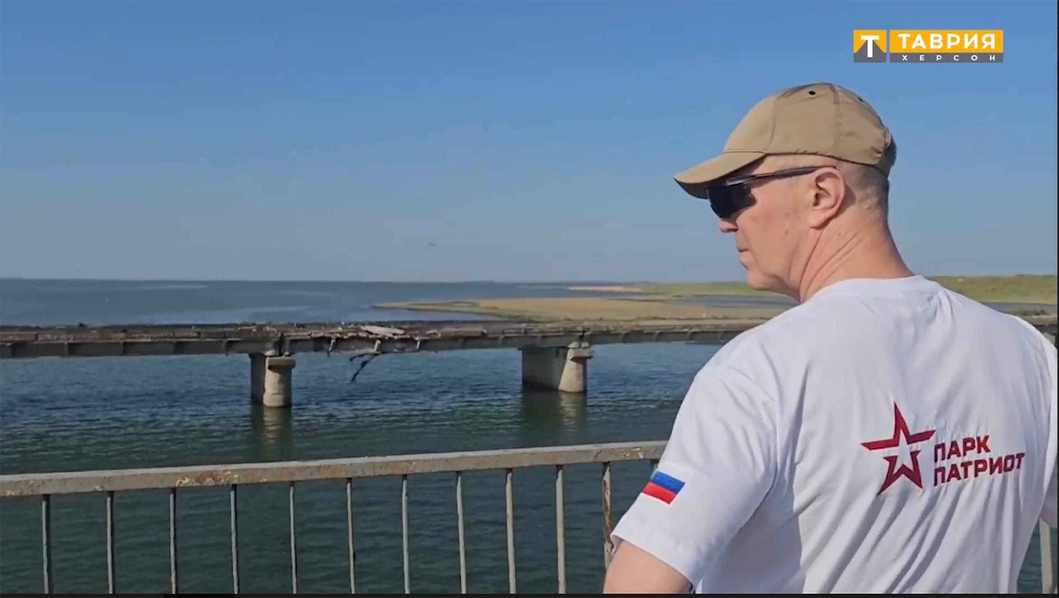 Poškodený most na Krym po zásahu raketou.