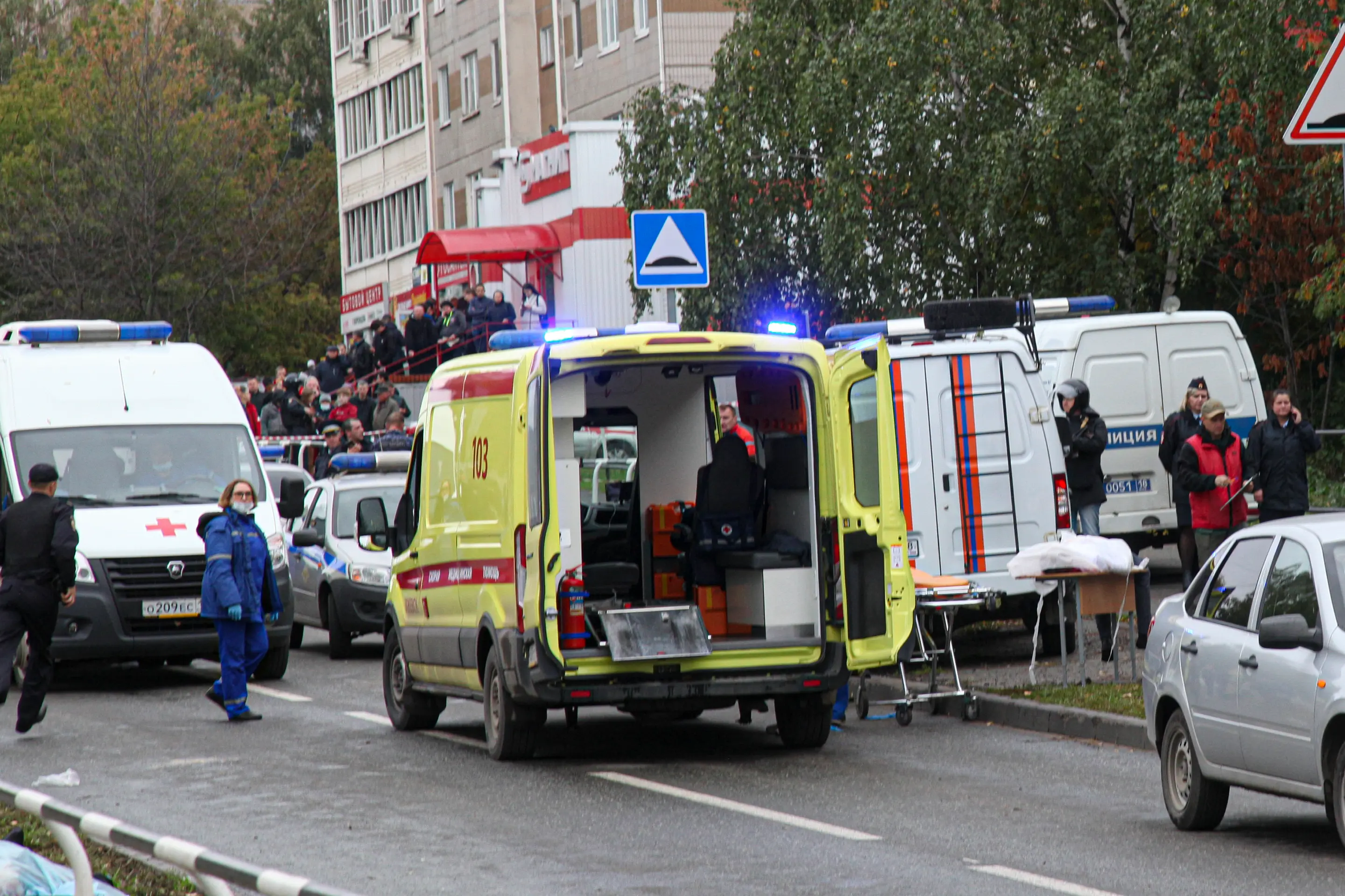 Polícia a zdravotníci na mieste streľby v škole 26.9.2022 ruskom Iževsku