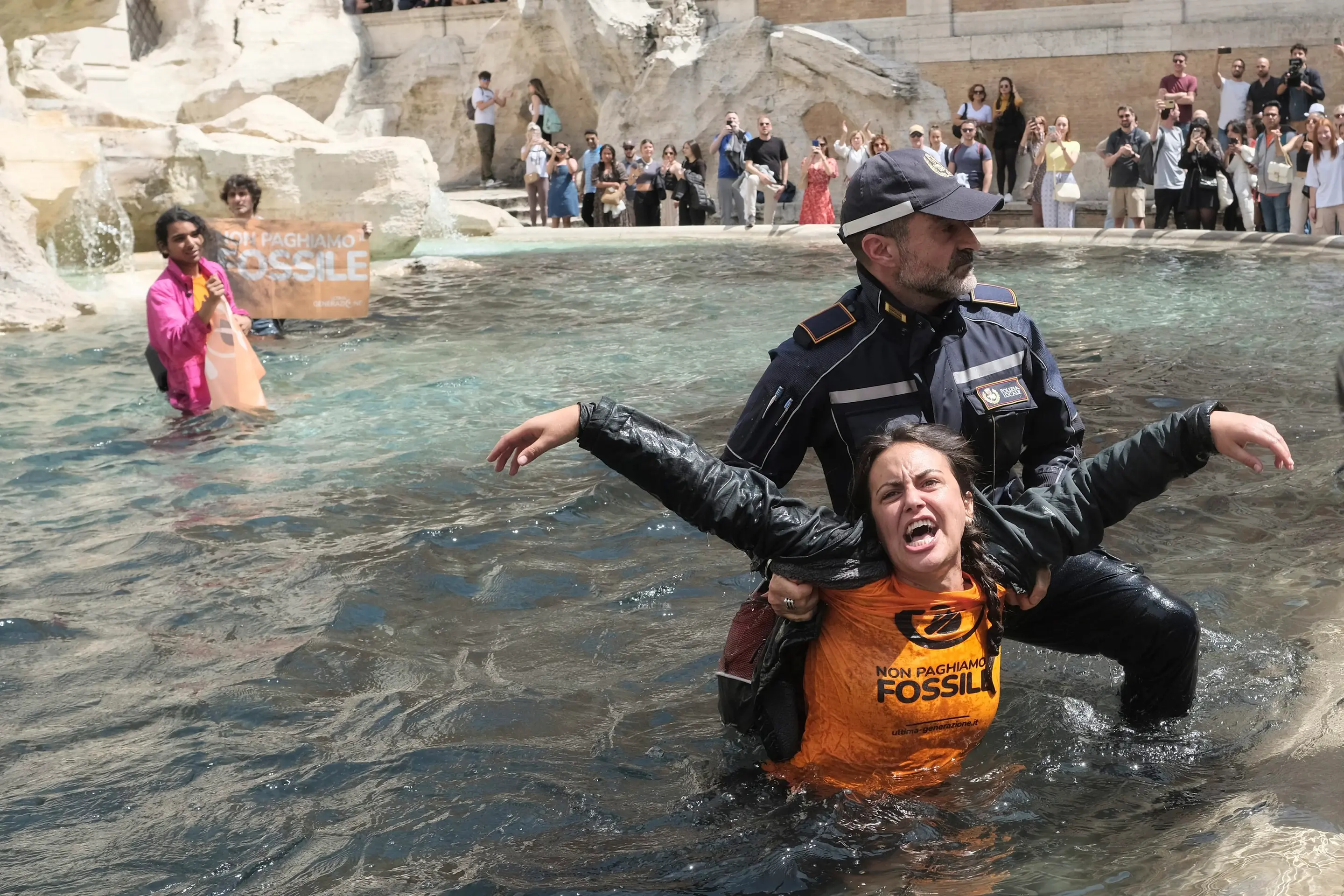 Protest klimatických aktivistov vo Fontáne di Trevi v Ríme.