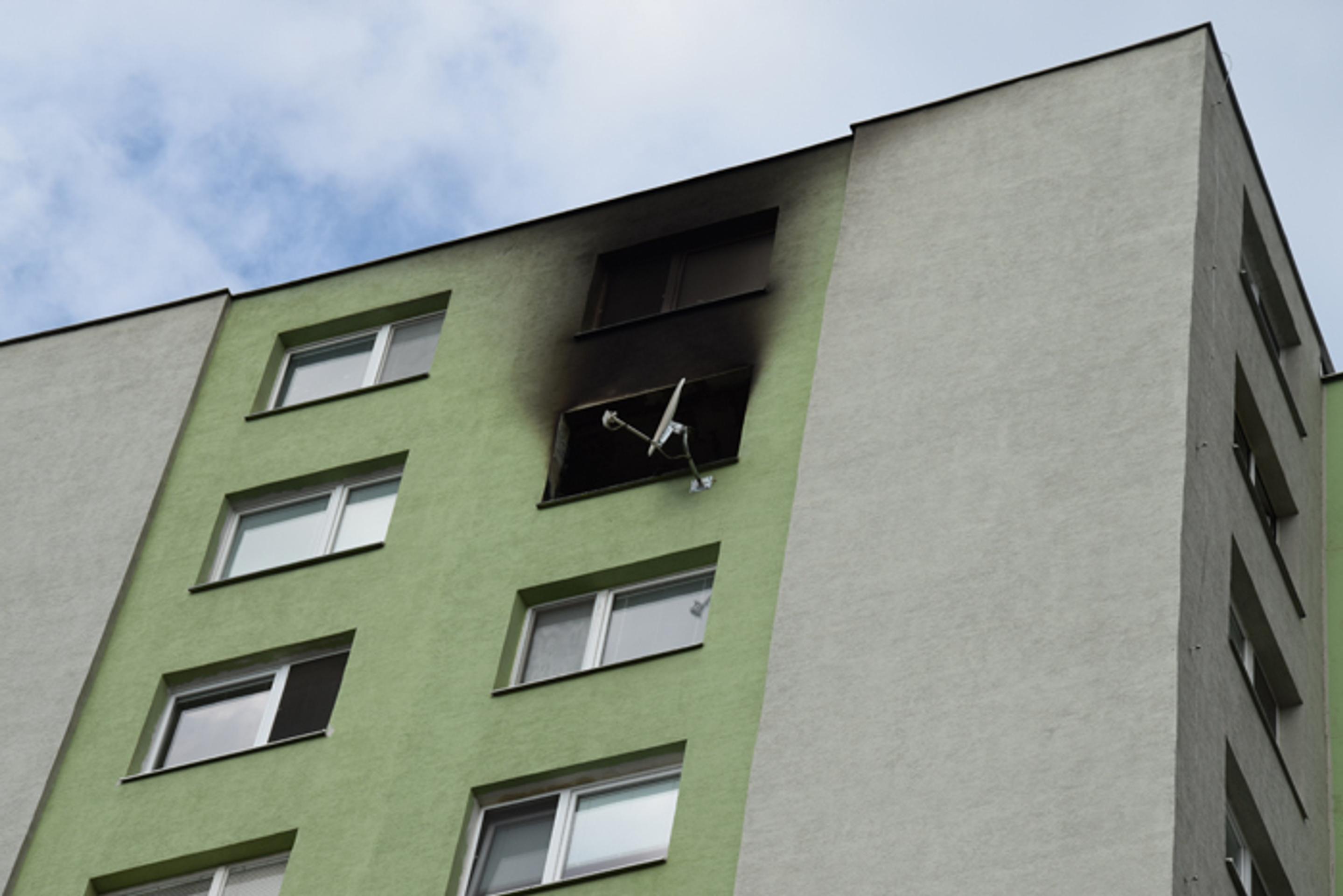 Interiér vyhoreného bytu v Rači.