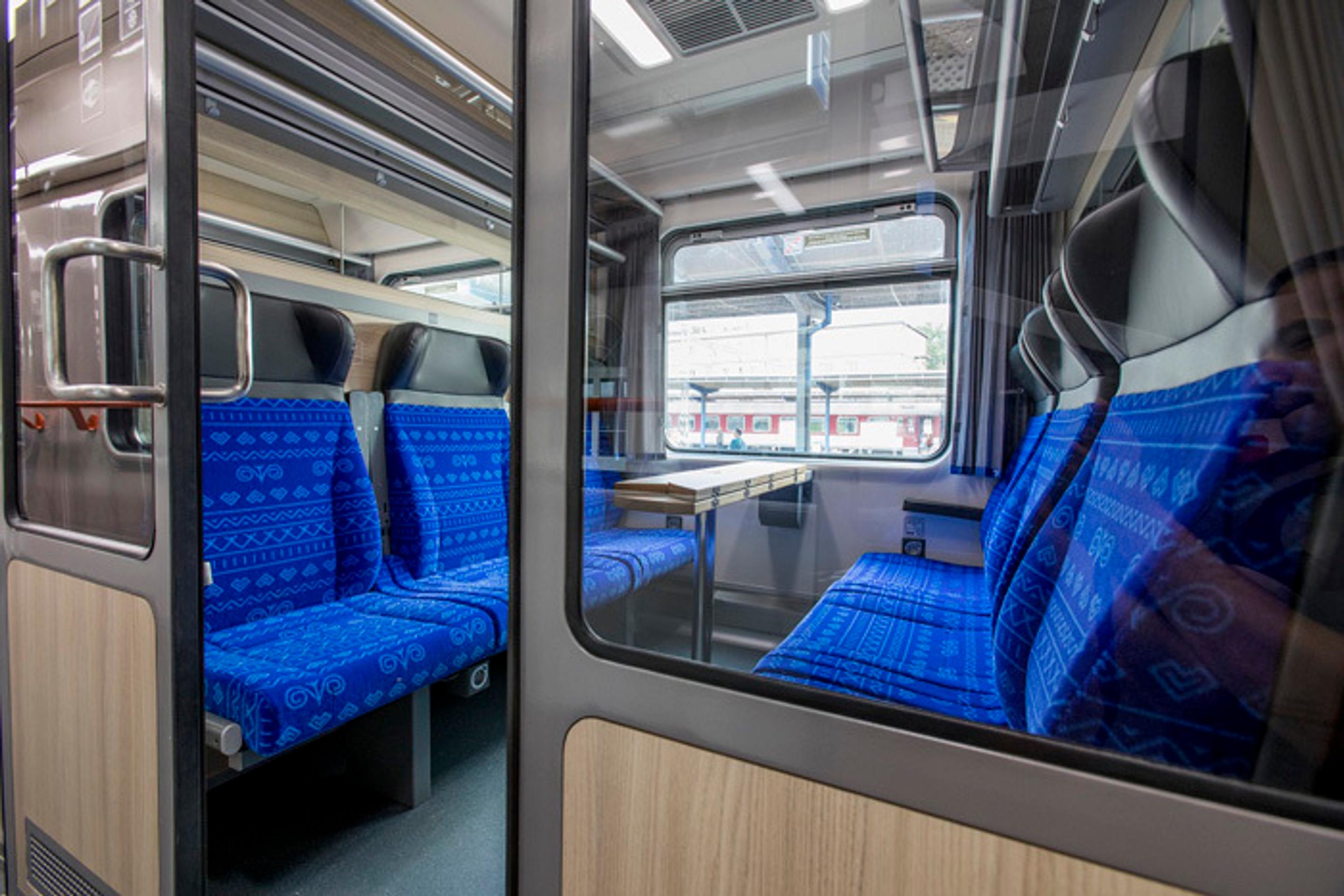 Vozeň Bmz typu, kupé s čičmianskym vzorom.