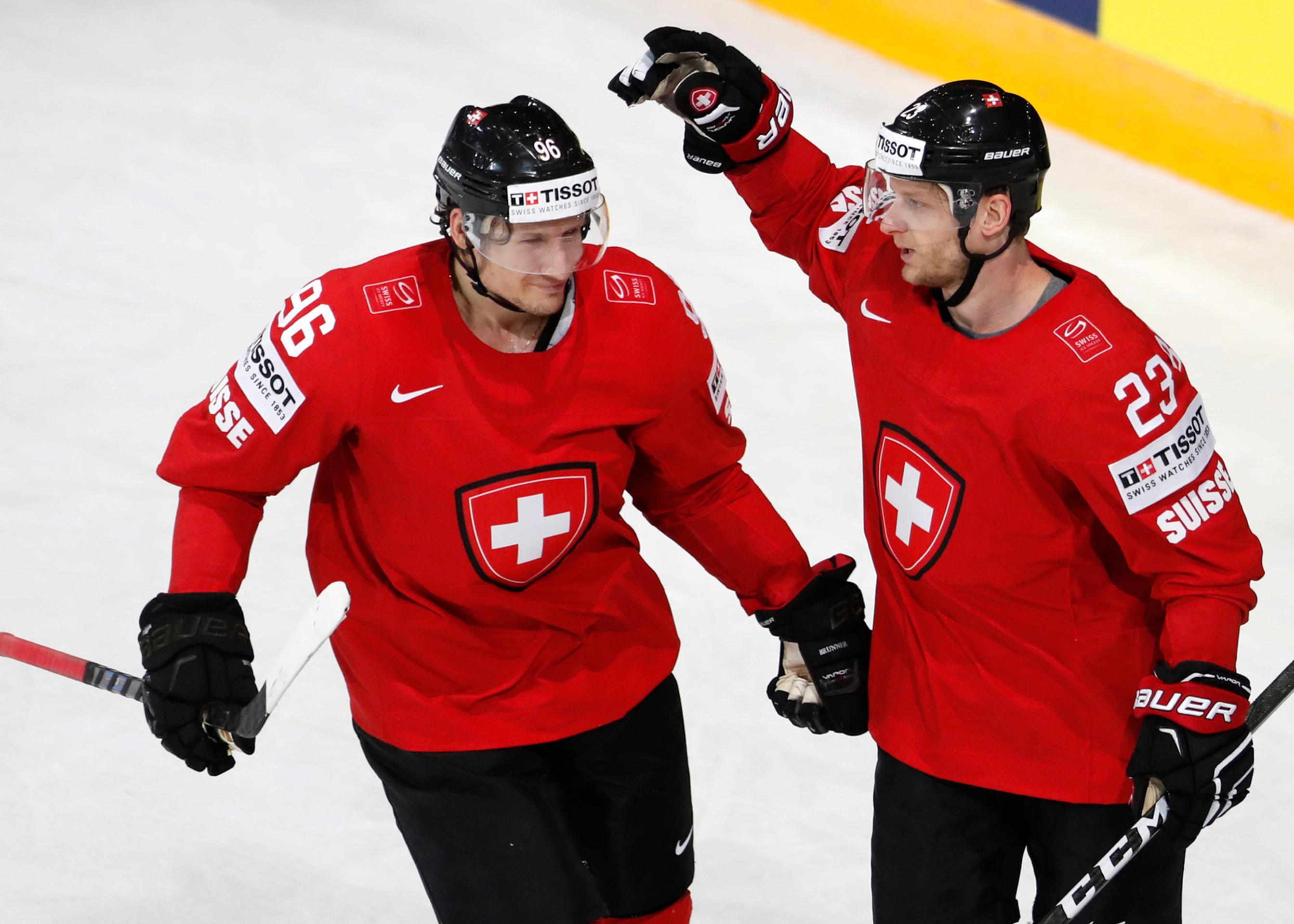 Švajčiar Simon Bodenmann (vpravo) oslavuje svoj gól so spoluhráčom Damienom Brunnerom.