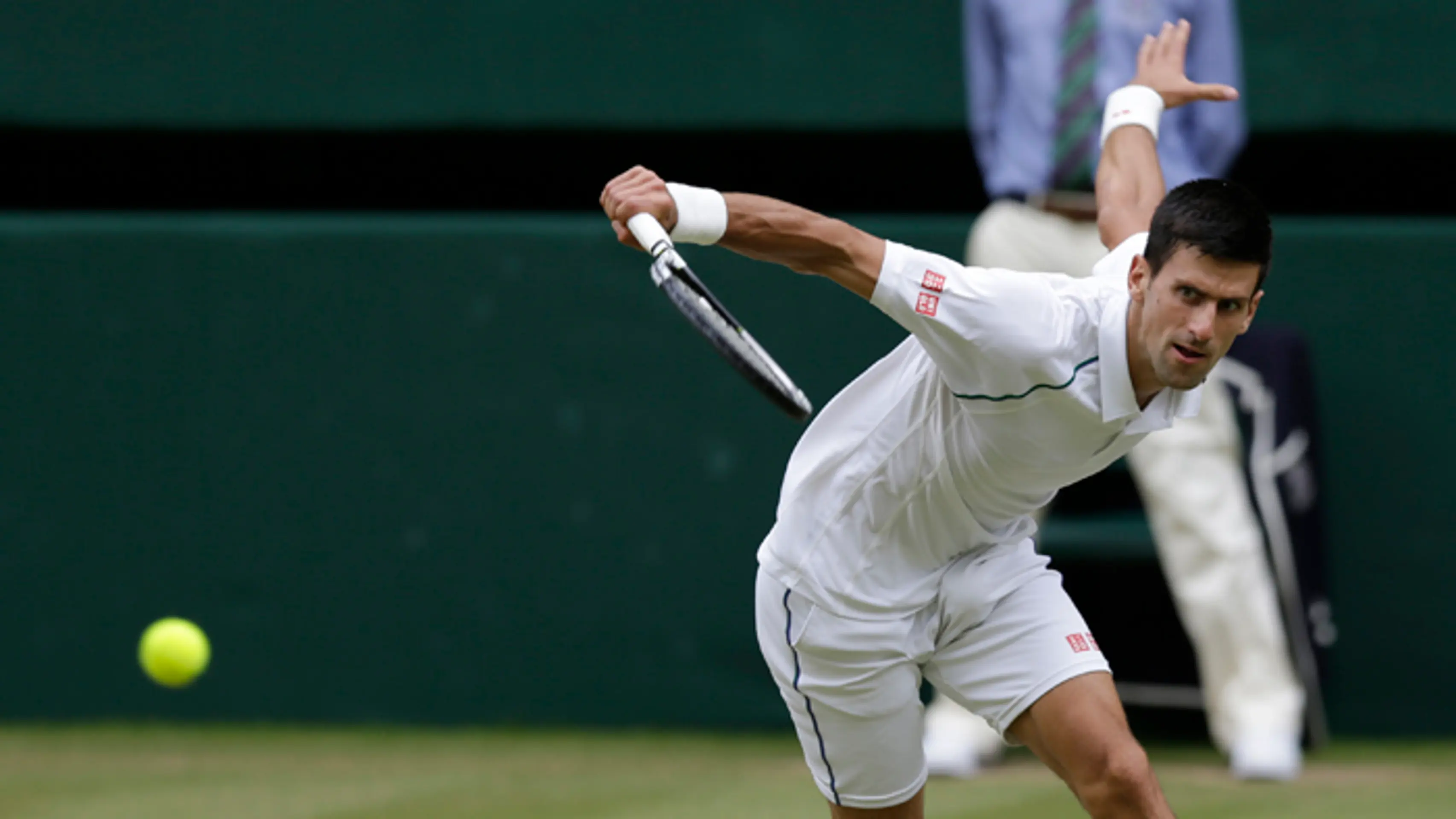 Novak Djokovič returnuje Rogerovi Federerovi vo finále Wimbledonu.