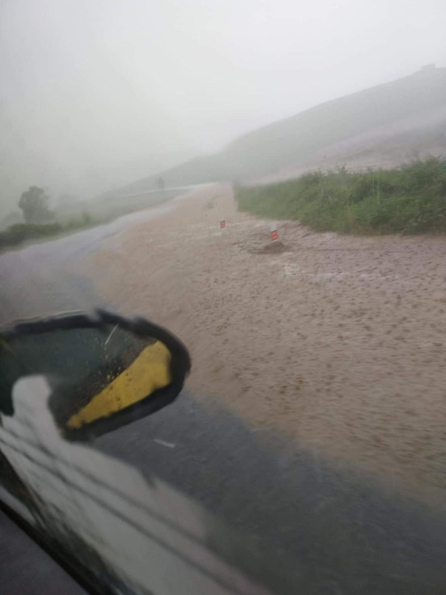 Cesta medzi mestom Spišské Vlachy a obcou Bystrany po daždi.