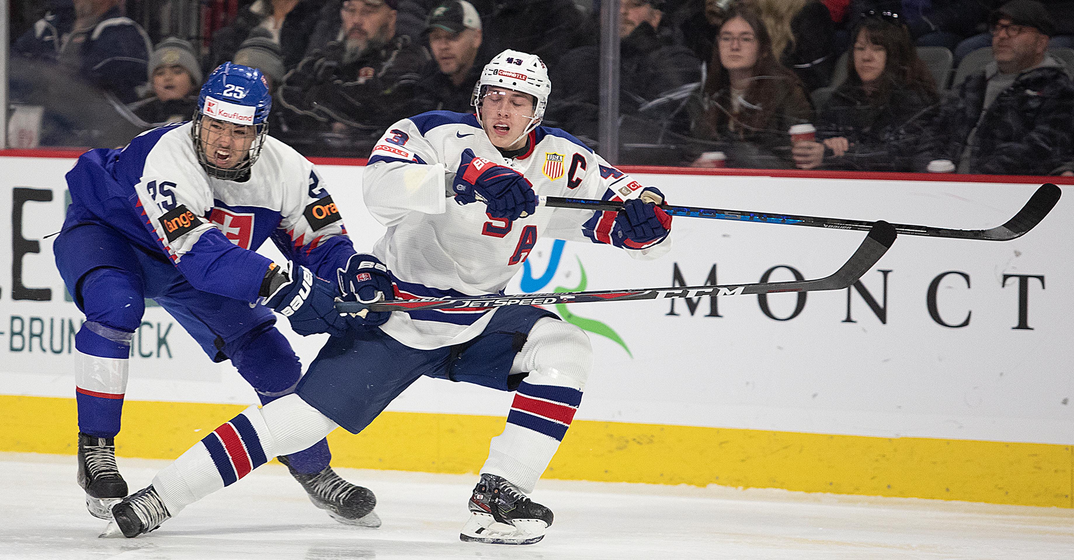 Zo zápasu Slovensko - USA na juniorských majstrovstvách sveta.