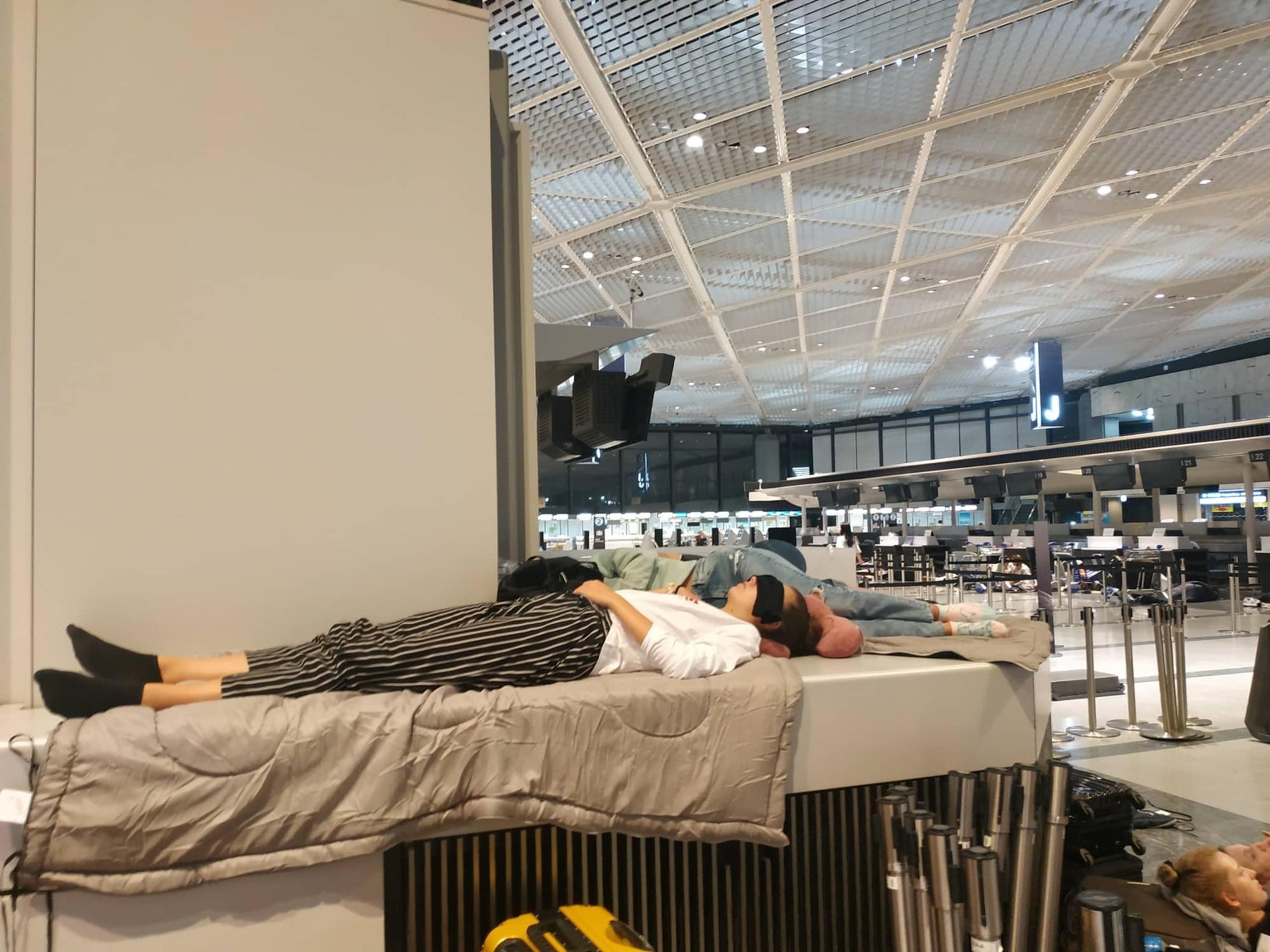 Členovia súboru Cantica nova na letisku v Tokiu