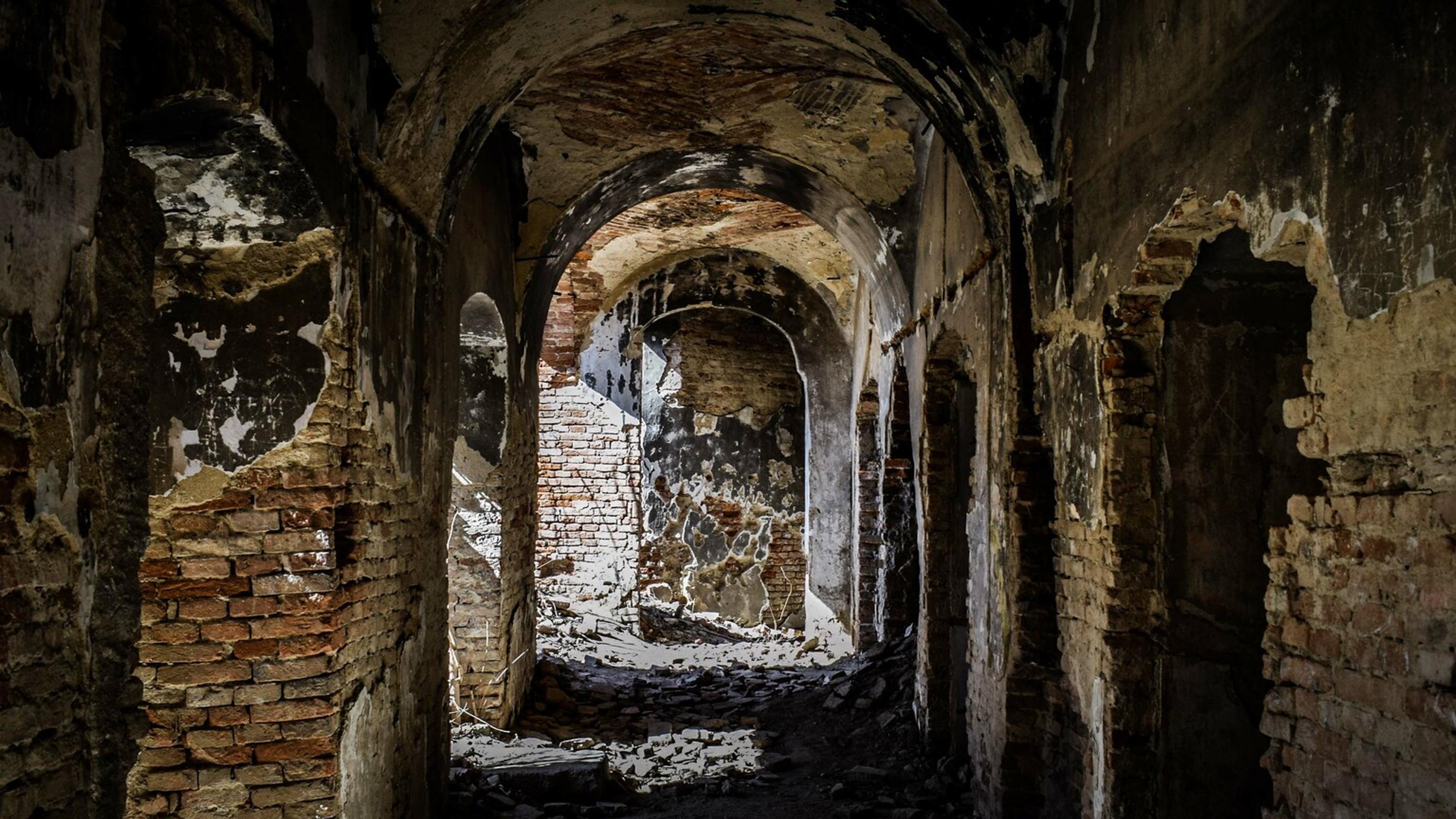 Opustená chodba kláštora.