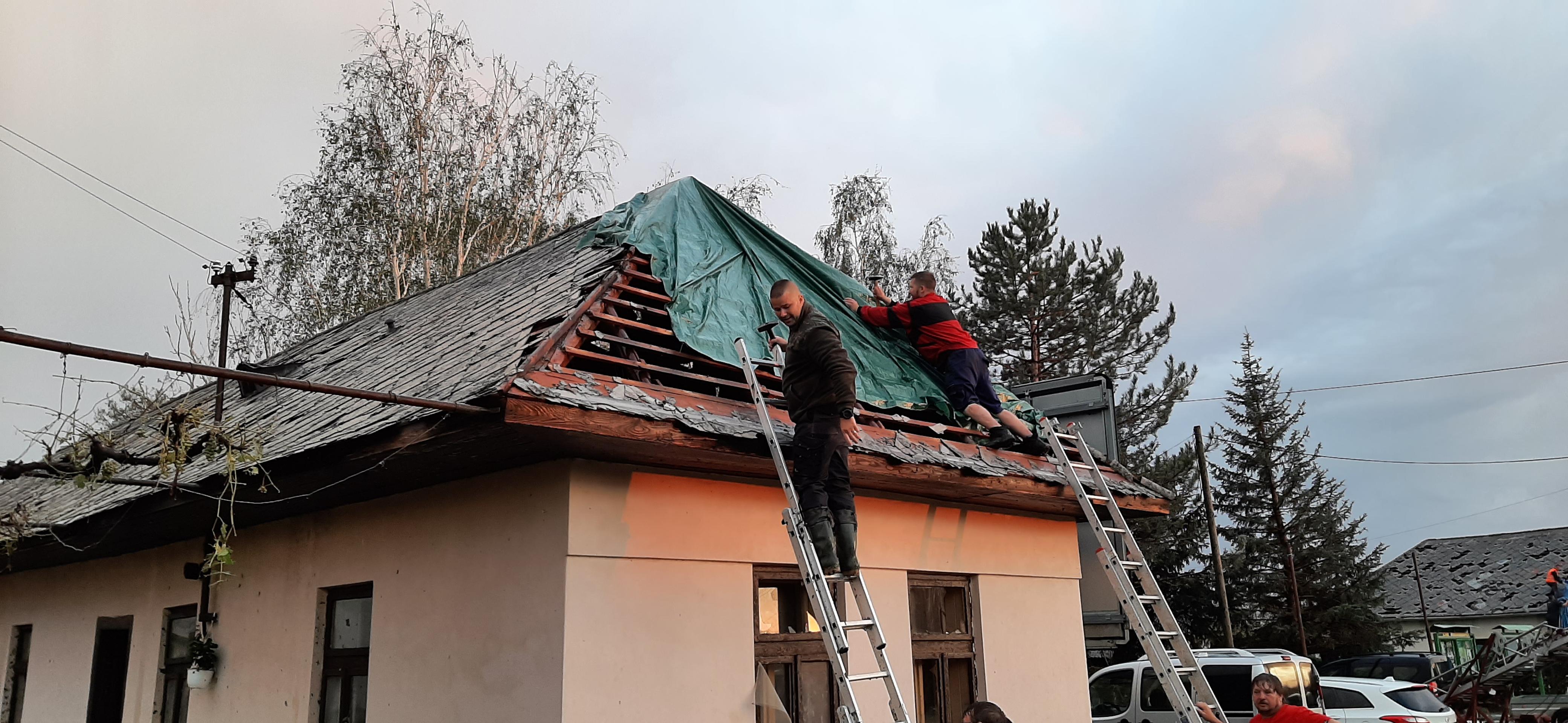 Poškodená strecha domu v Závadke.