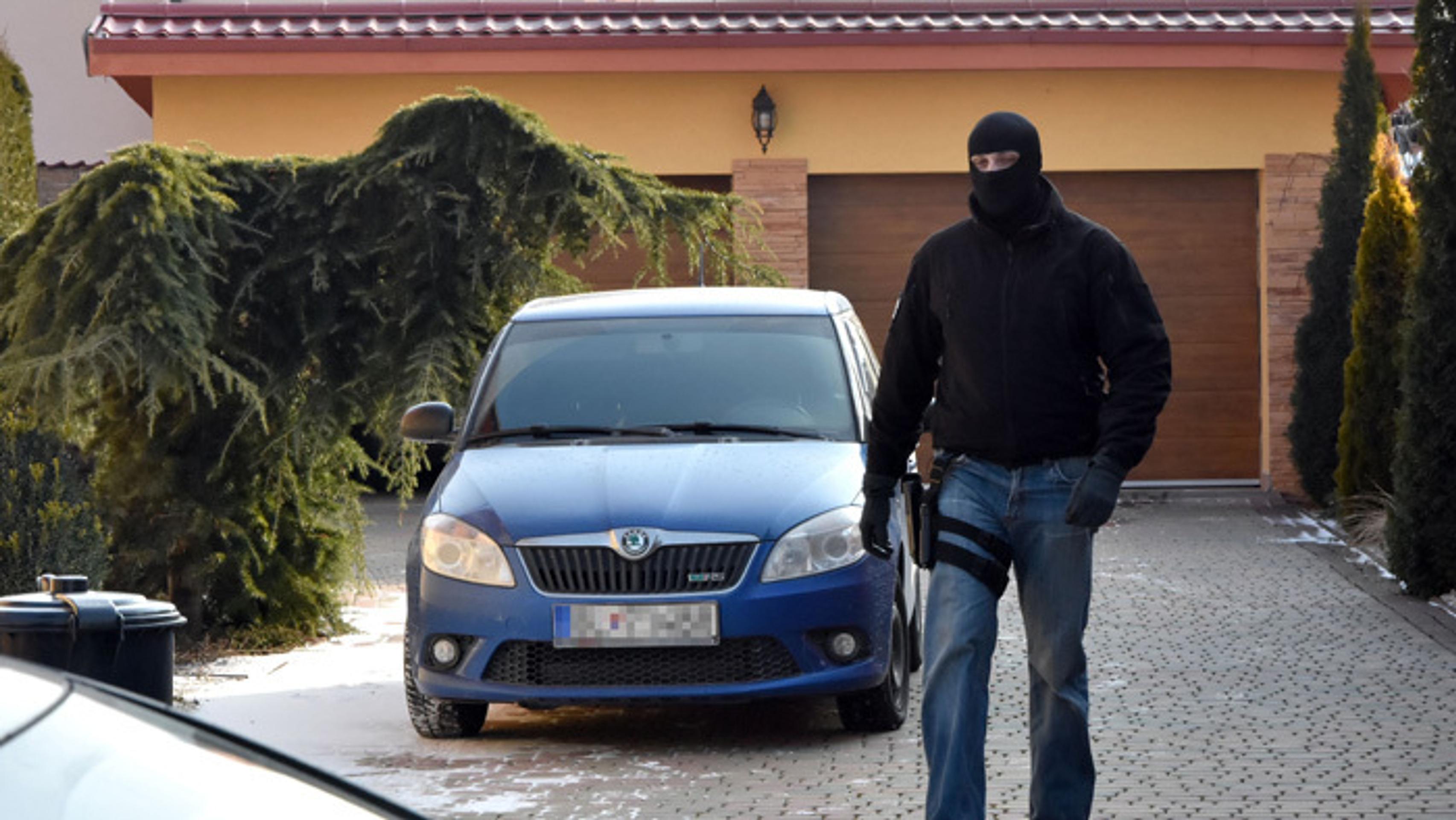 Príslušník NAKA pred domom, ktorý má údajne vlastniť firma brata Antonina Vadalu - Sebastiana.