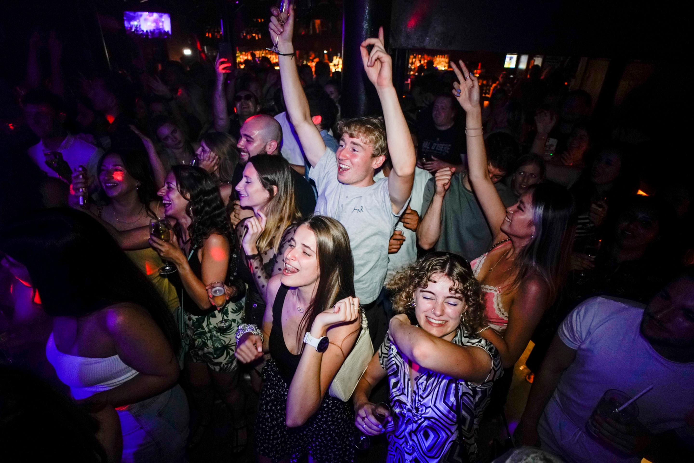 Uvoľnenie opatrení v Anglicku a otvorené nočné kluby