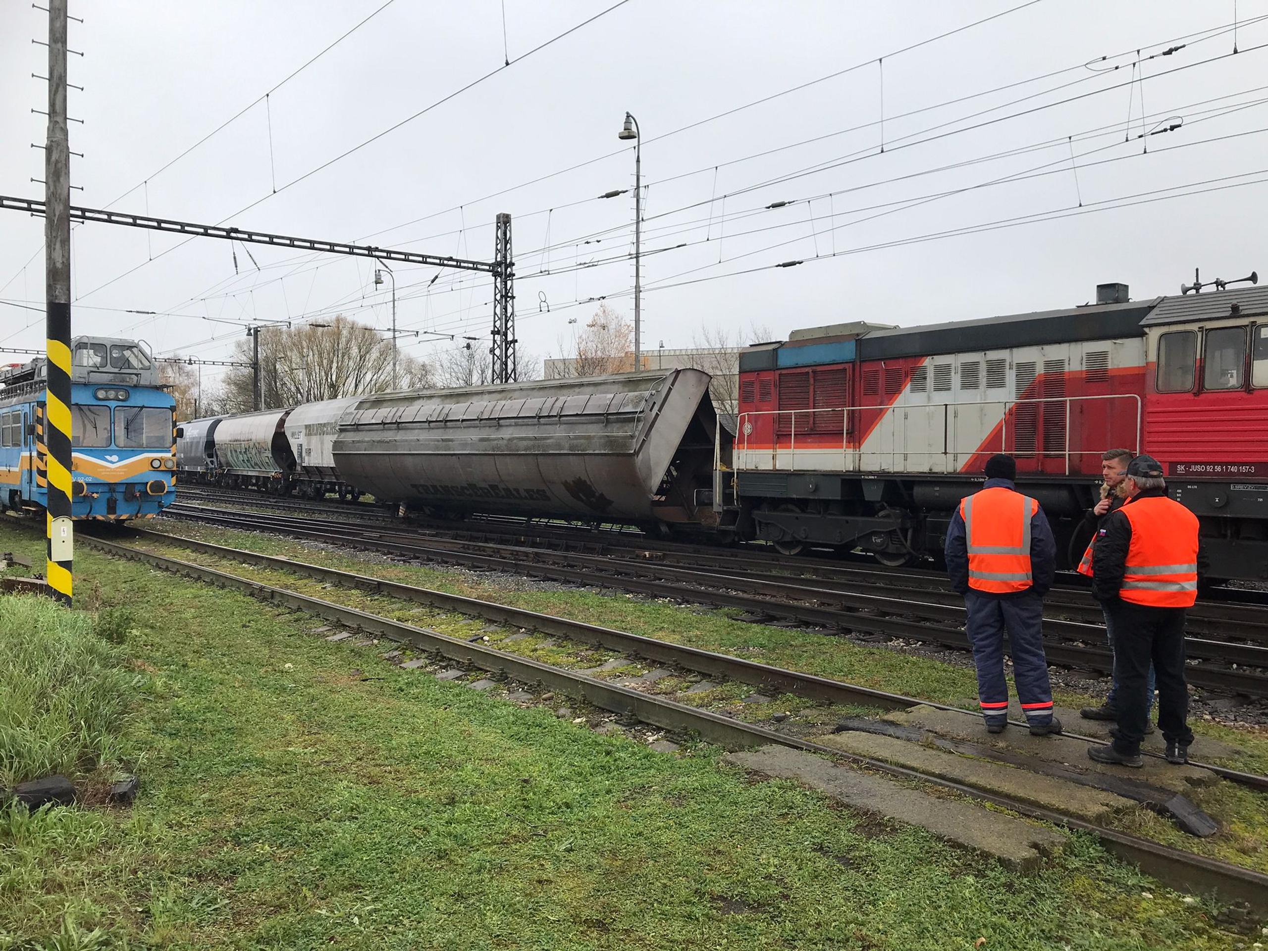 Vykoľajený nákladný vlak.