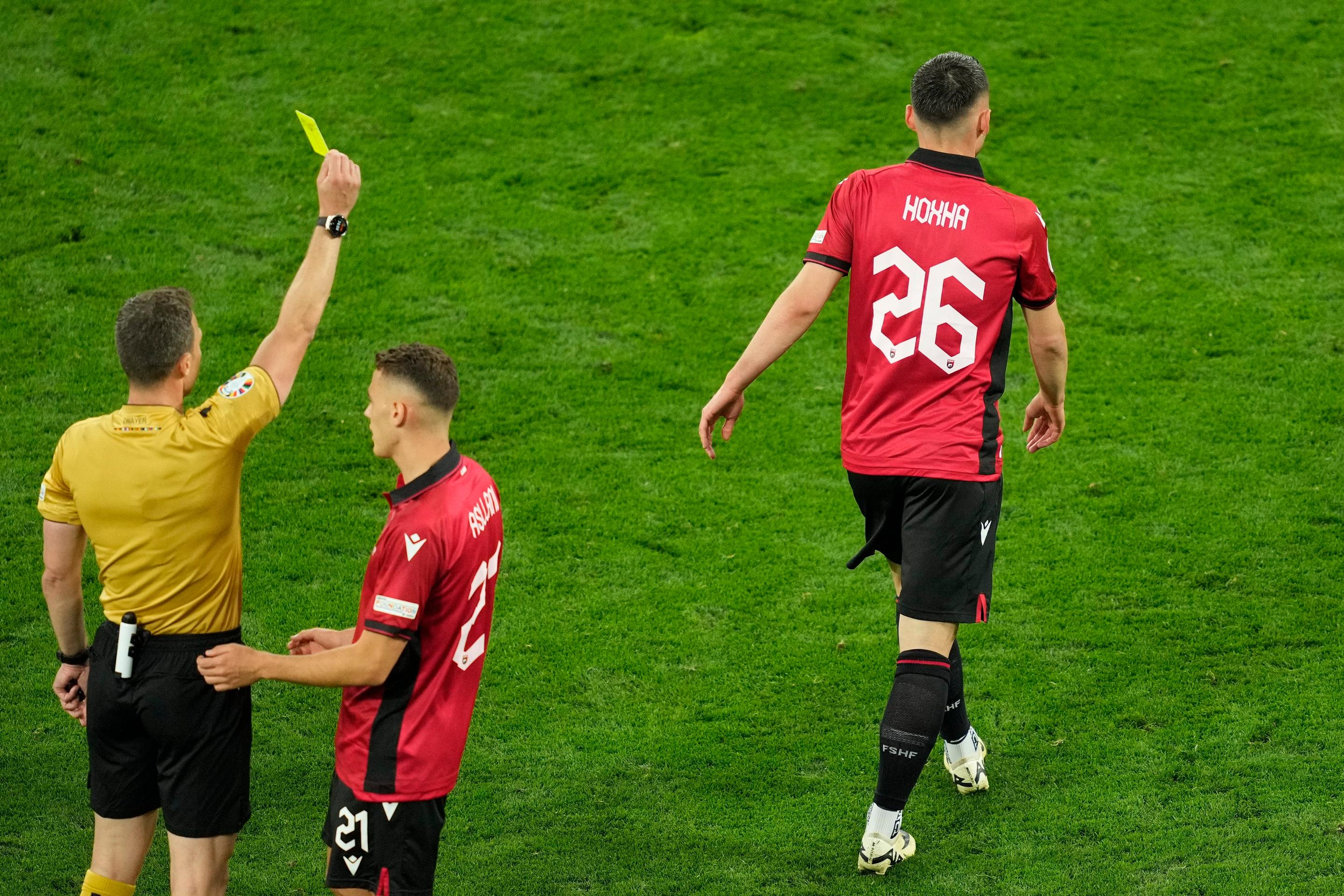 Alessandro Bastoni a Armando Broja v súboji.