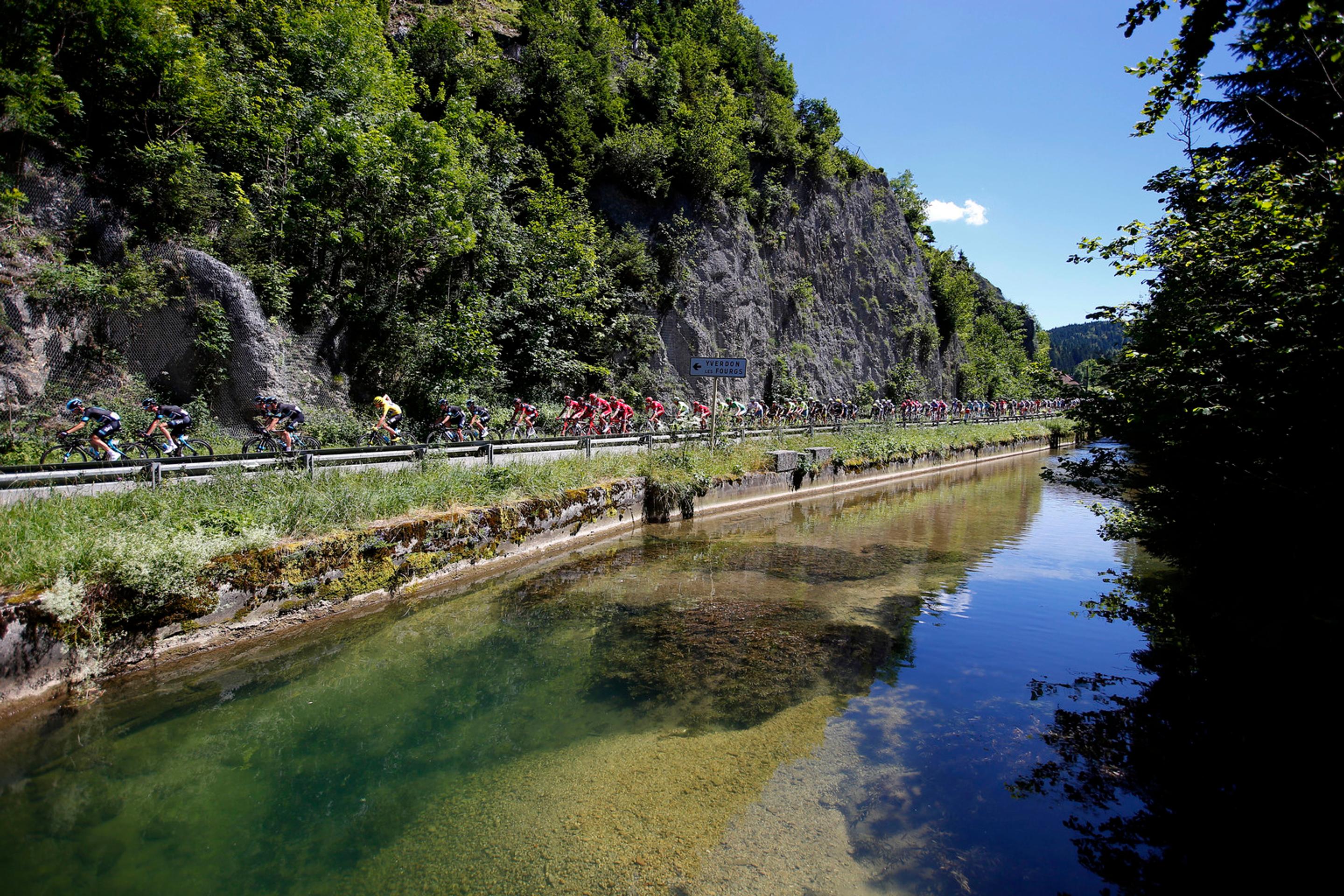 Na snímke pelotón cyklistov počas 16. etapy 103. ročníka prestížnych cyklistických pretekov Tour de France