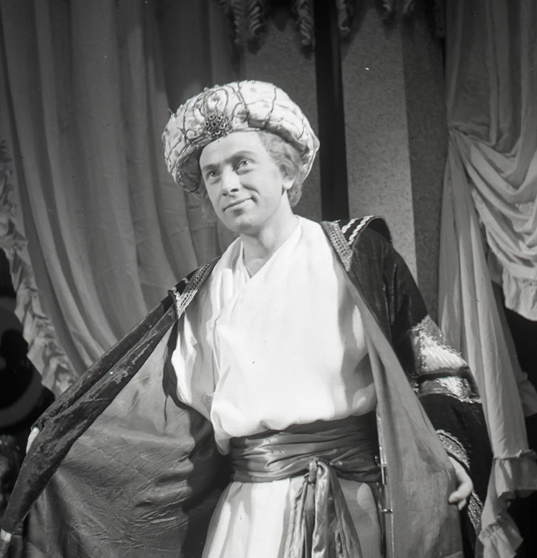 Karol Machata v úlohe Ludmíra v inscenácii satirickej komédie Pán Jowialski . (6. októbra 1955.)