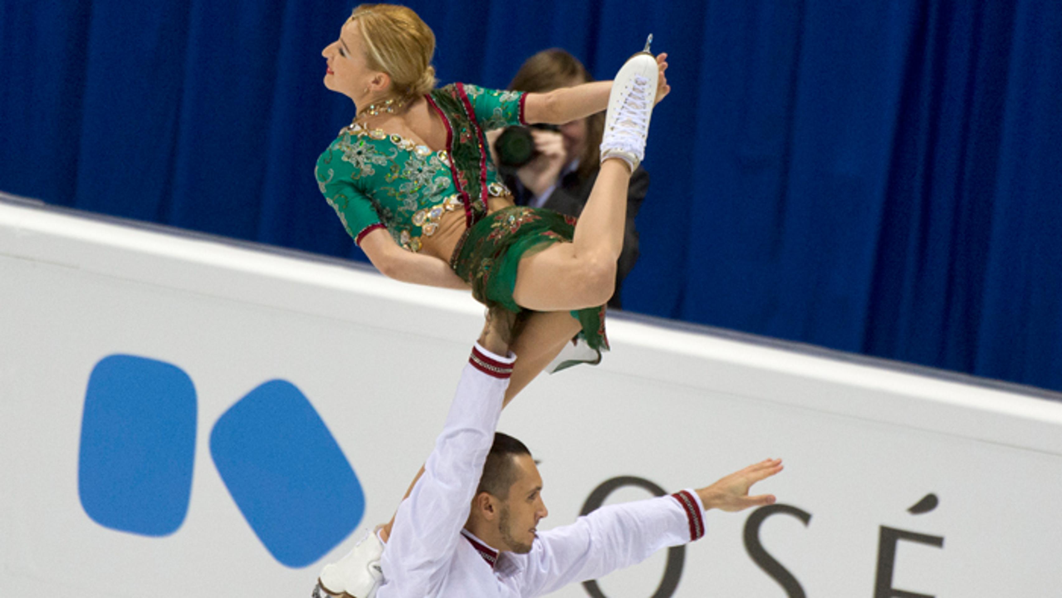 Športová dvojica Maxim Traňkov a Tatiana Volosožarová počas krátkeho programu na ME.