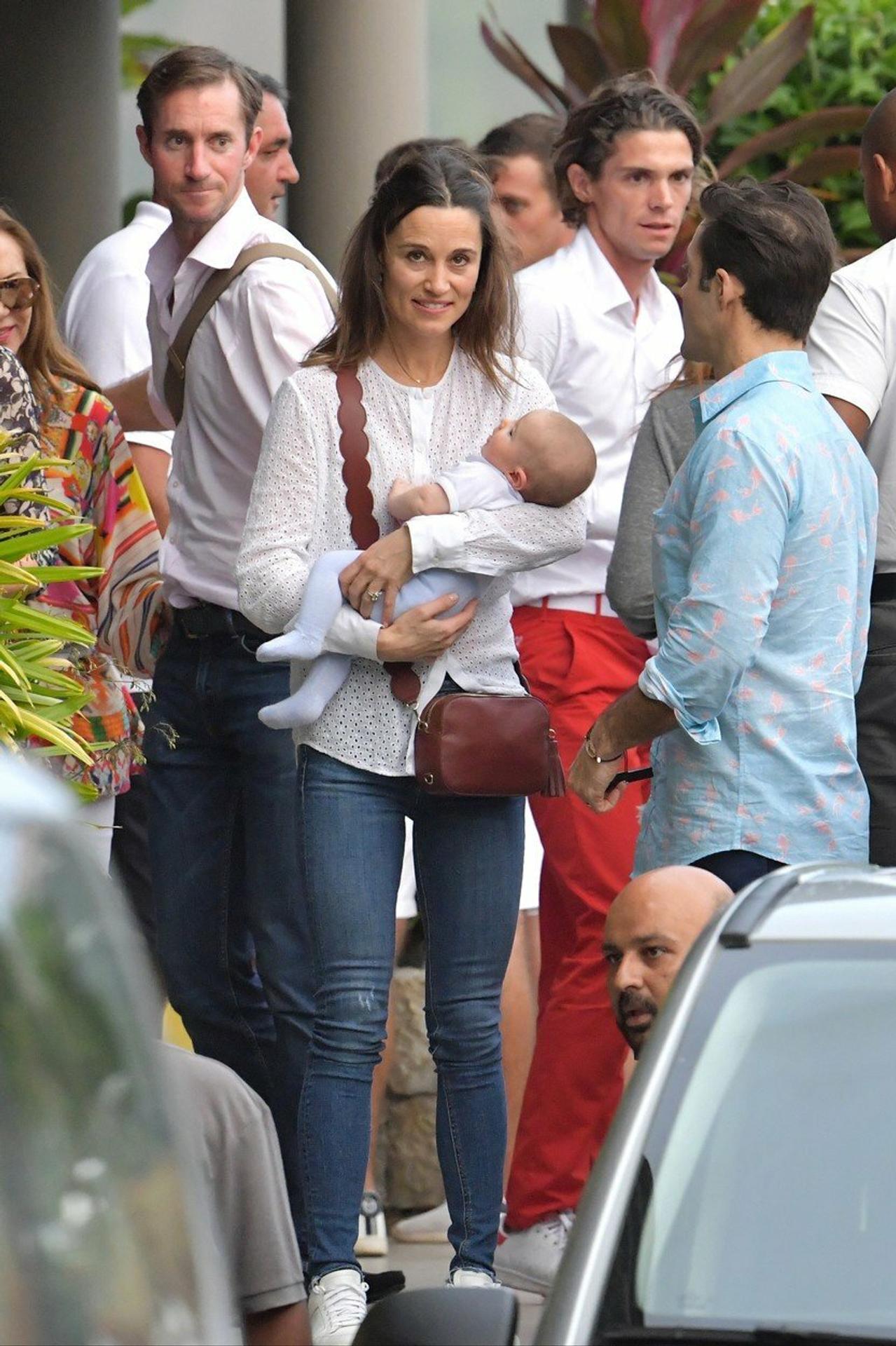 Prvé foto: Pippa Middleton ukázala rozkošného synčeka Arthura