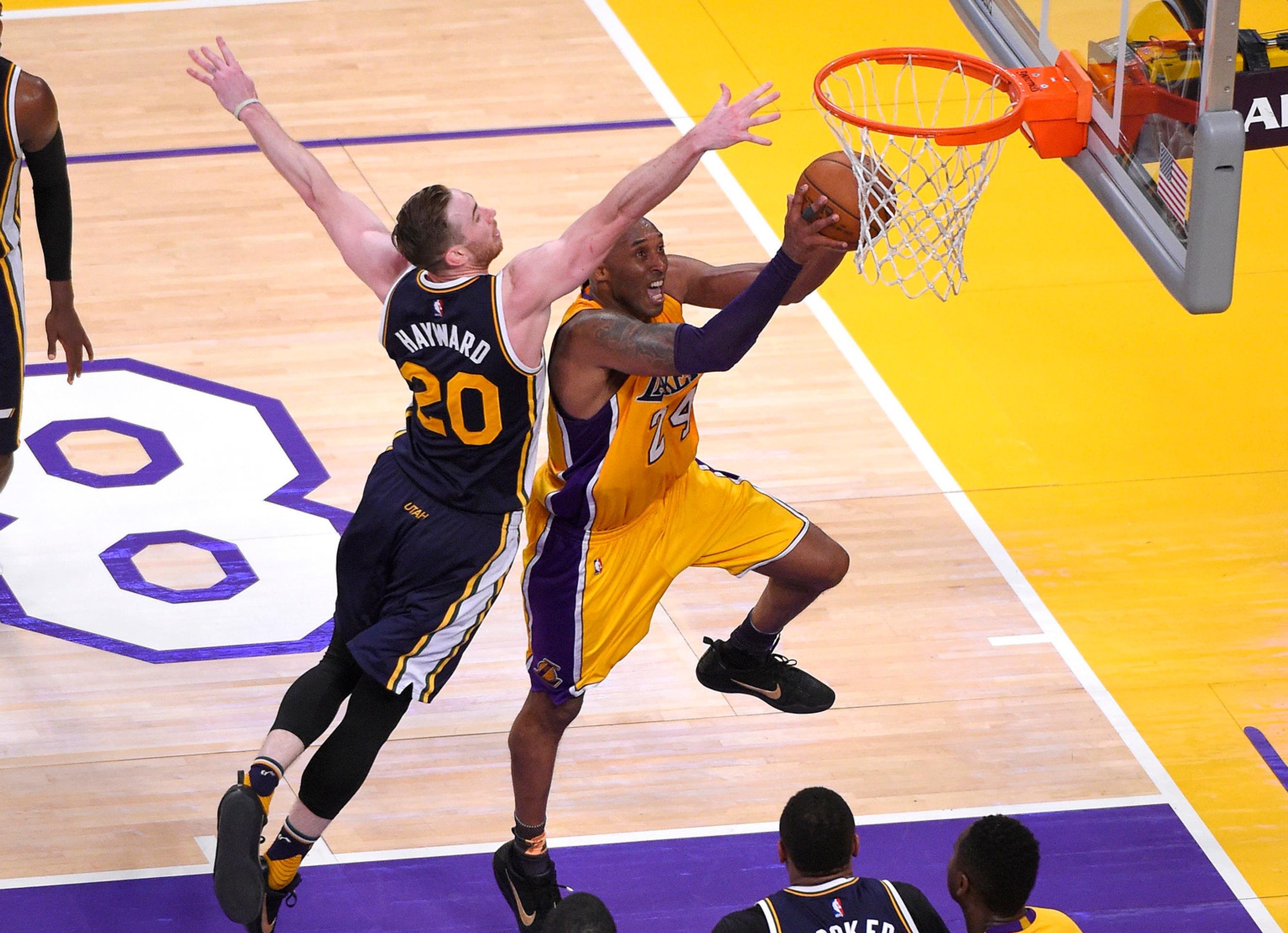 Kobe Bryant strieľa na kôš cez Gordona Haywarda vo svojom poslednom zápase kariéry.