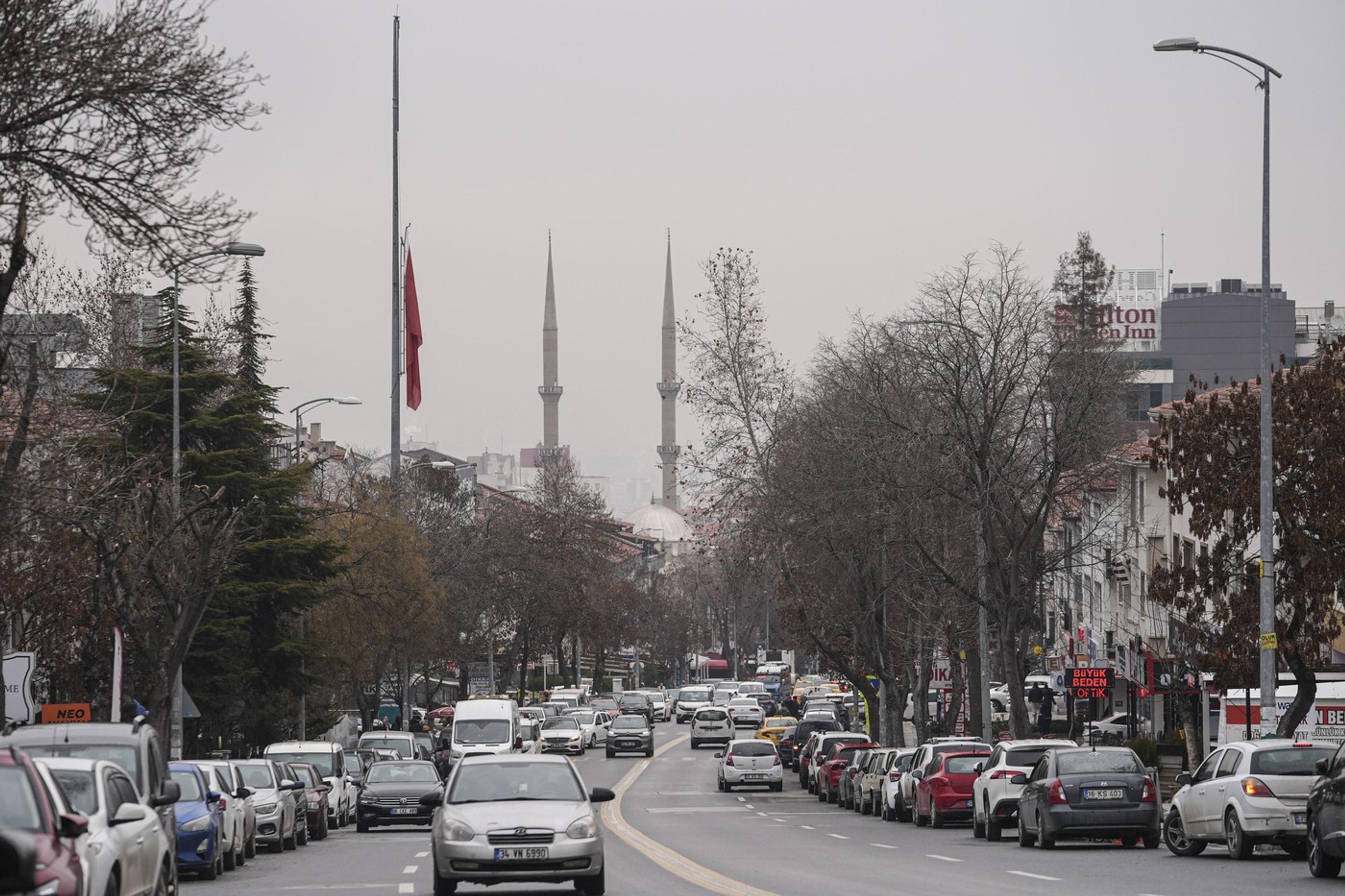 Turecka vlajka spustená na pol žrde v rámci  štátneho smútku po tragickom požiari hotela.