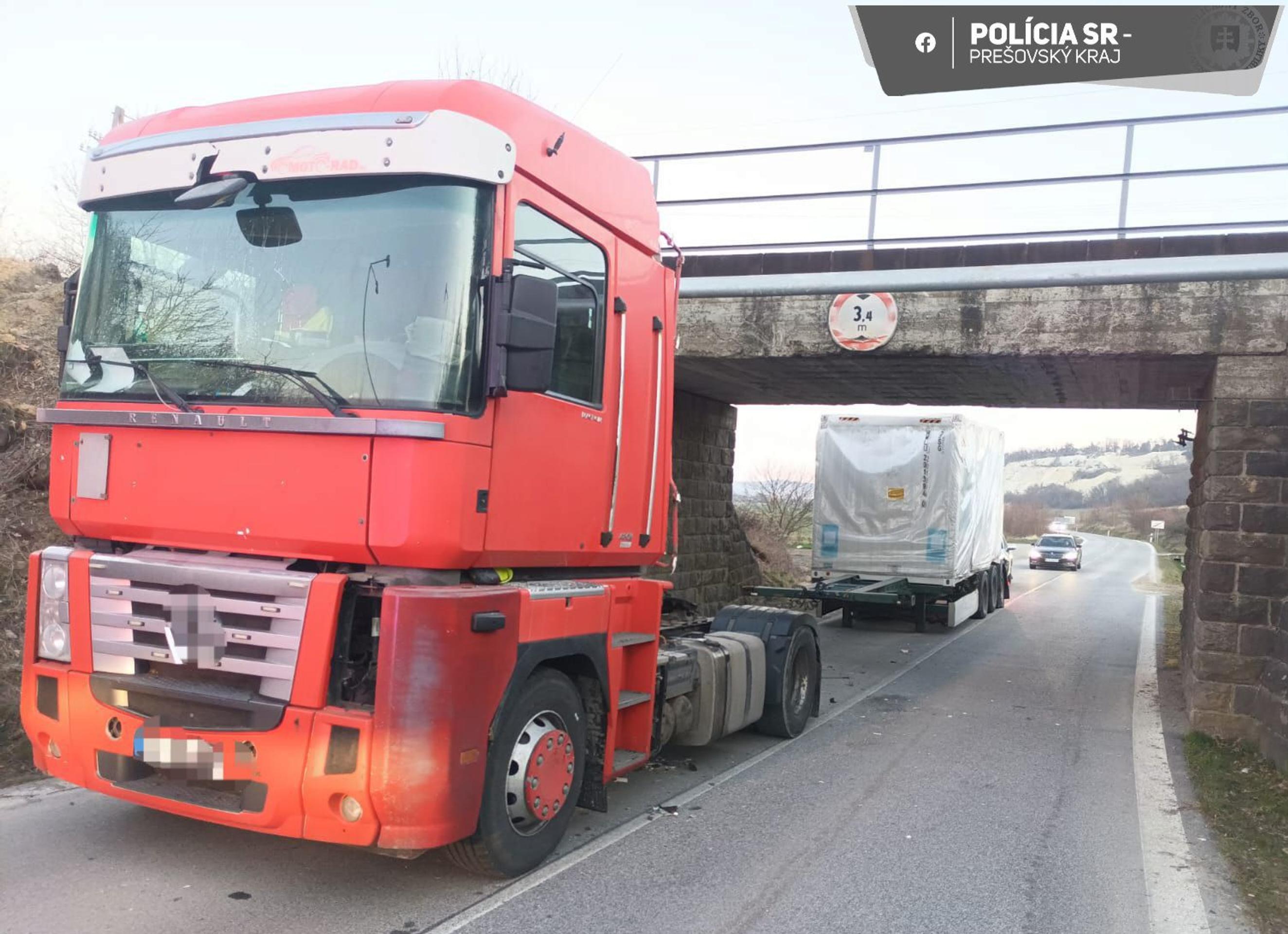 Kamión posunul most aj s koľajnicami