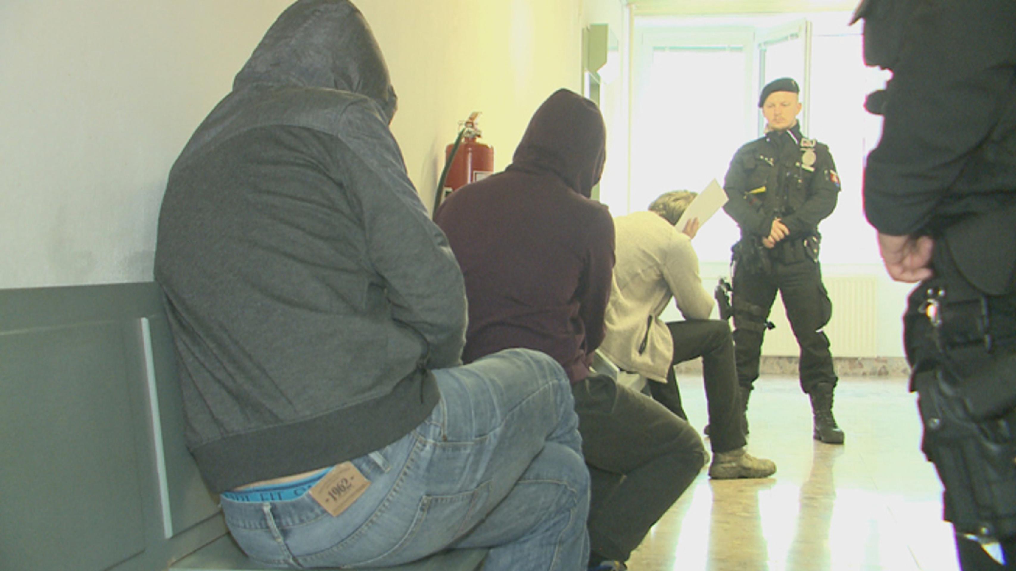 Polícia pátra po mužovi označnom na snímke.