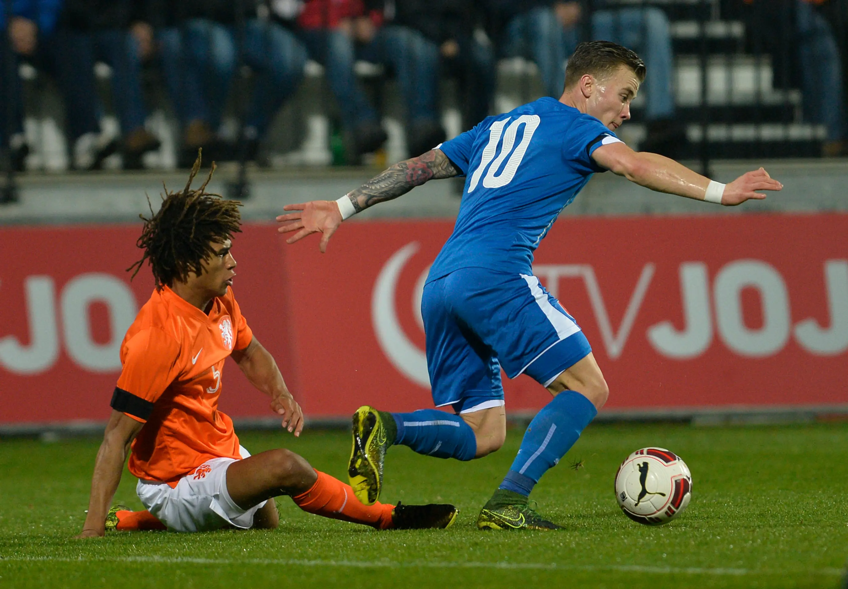 Na snímke Holanďan Nathan Aké (vľavo) a Albert Rusnák