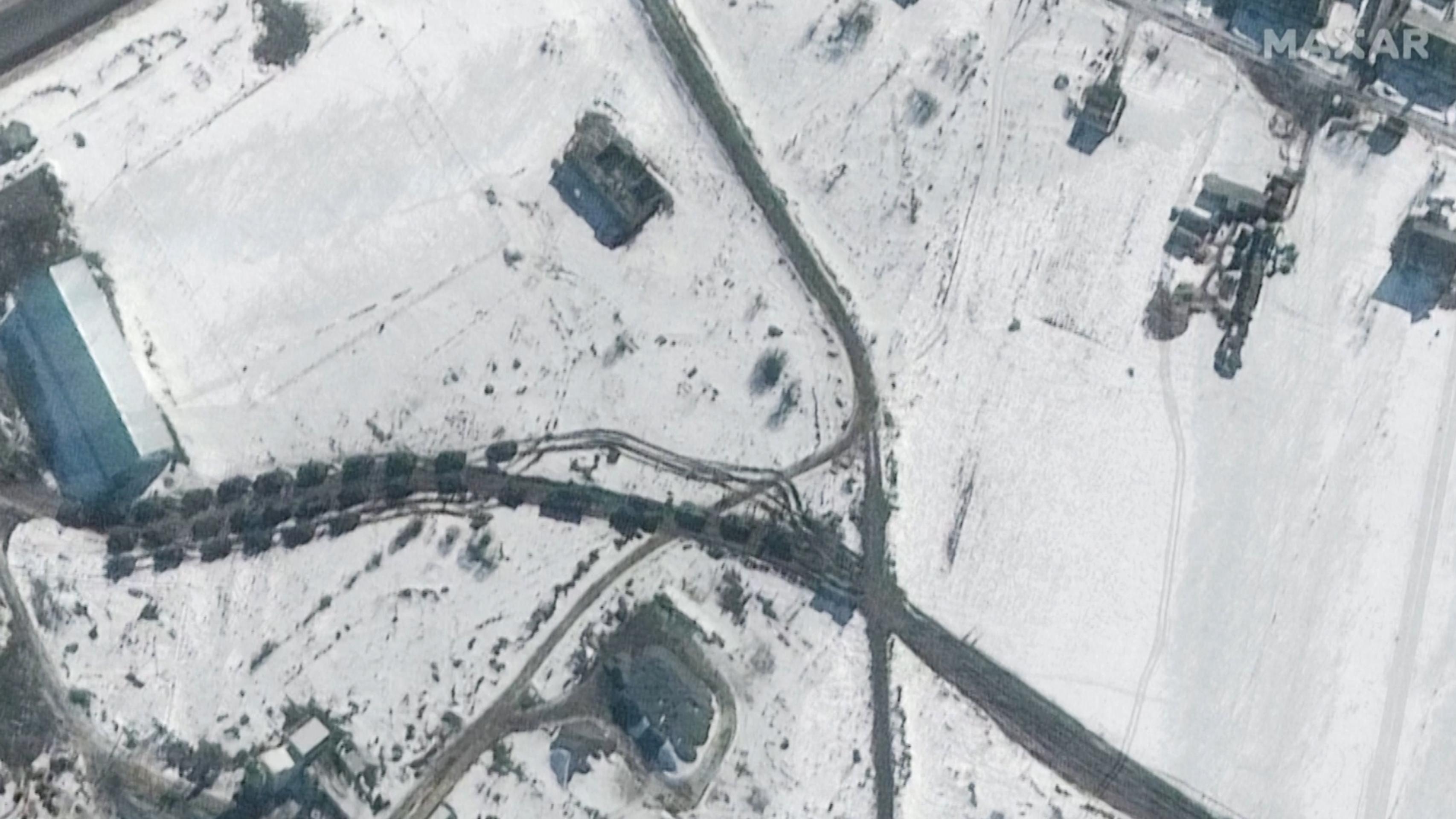 Na záberoch z 20. februára pohyb ruských vojenských jednotiek v meste Soloti, ktoré je asi 25 kilometrov severne od hraníc s Ukrajinou.