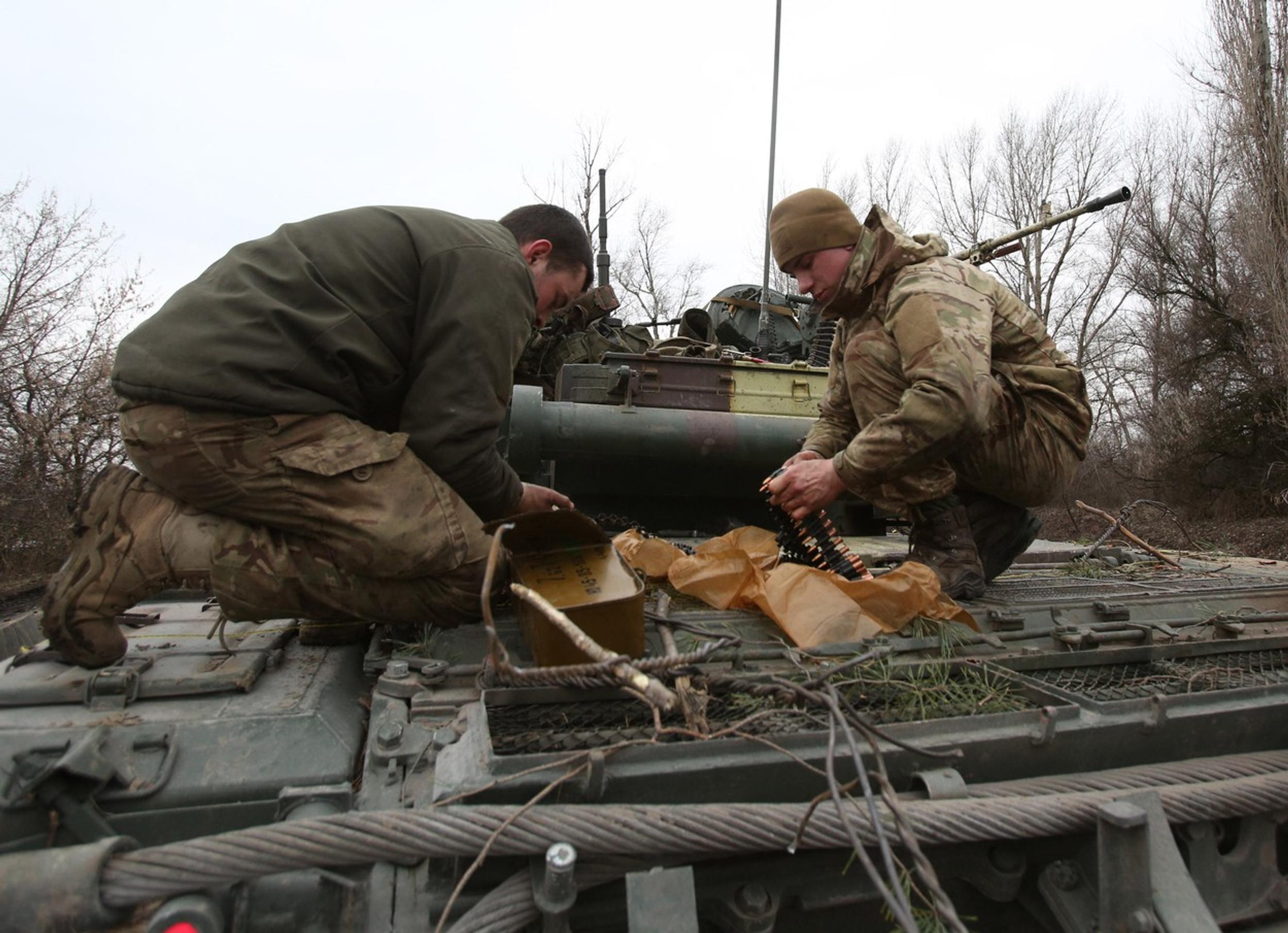 Príprava vojakov na odrazenie útokov v Luhanskej oblasti