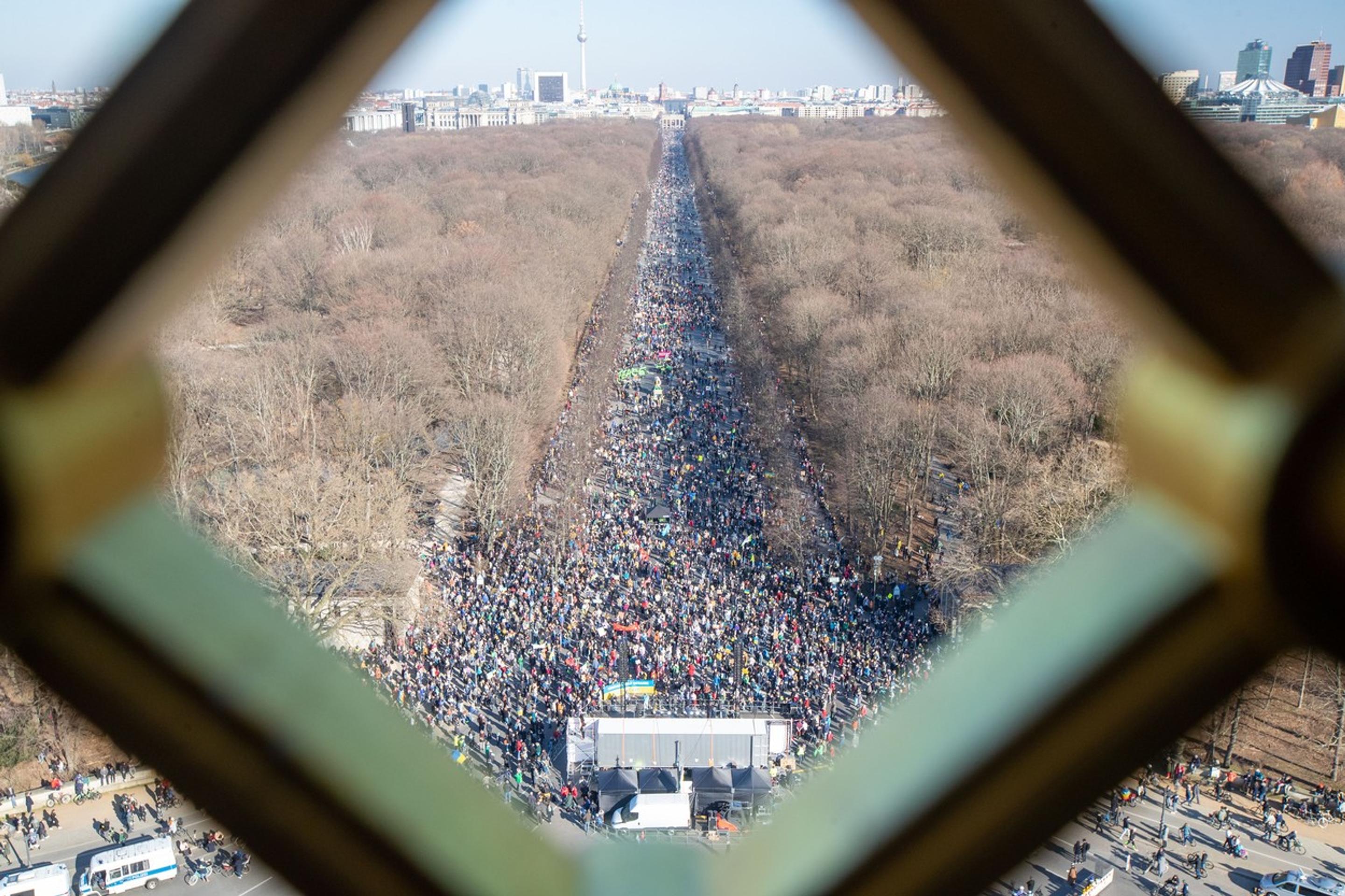 Spoločne odsúdili ruskú agresiu. Na protestnej akcii v Berlíne sa zišli desiatky tisíc ľudí.