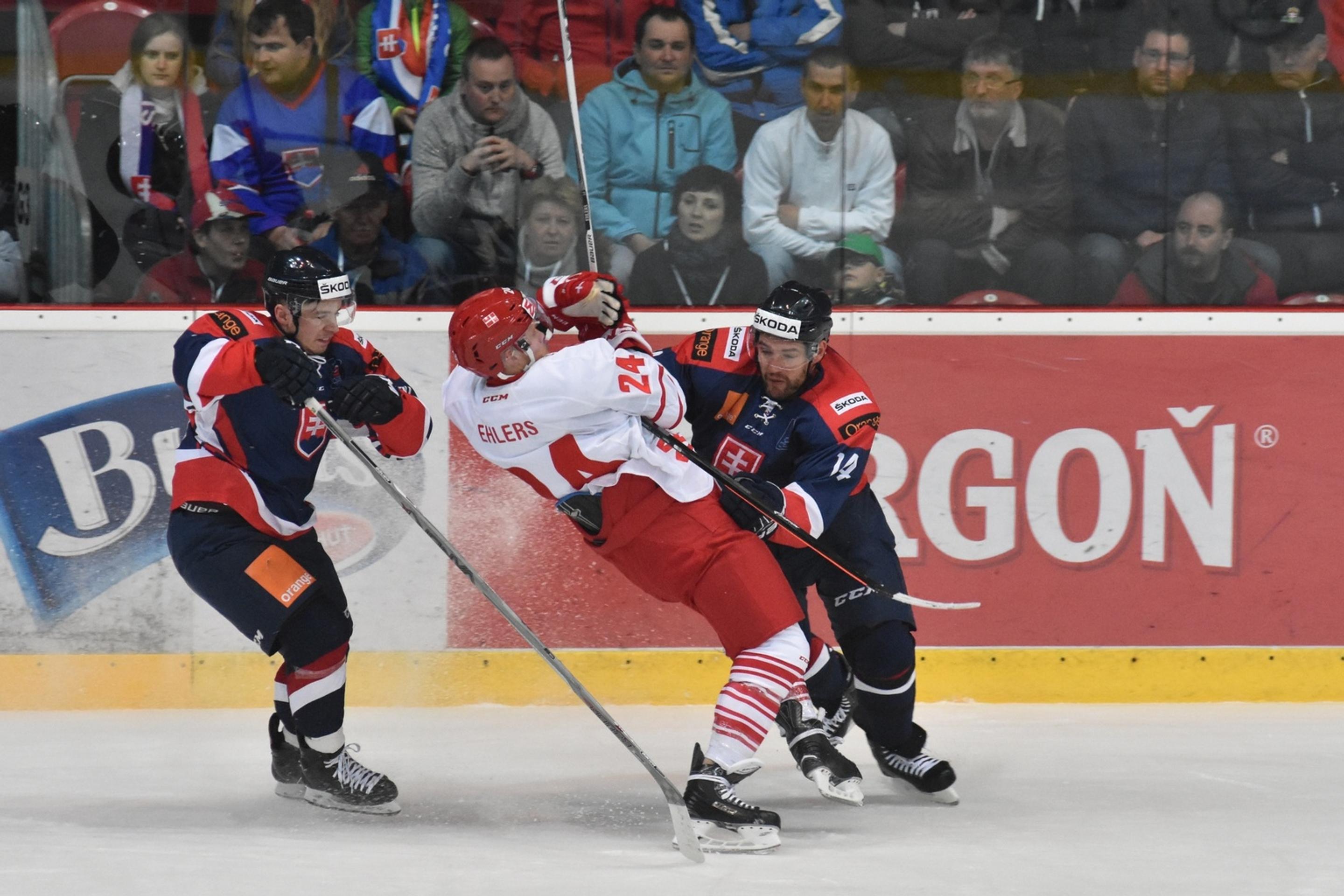 Martin Réway (vľavo) a Andrej Meszároš (napravo) v ostrom súboji s Nikolajom Ehlersom v súboji proti Dánsku.