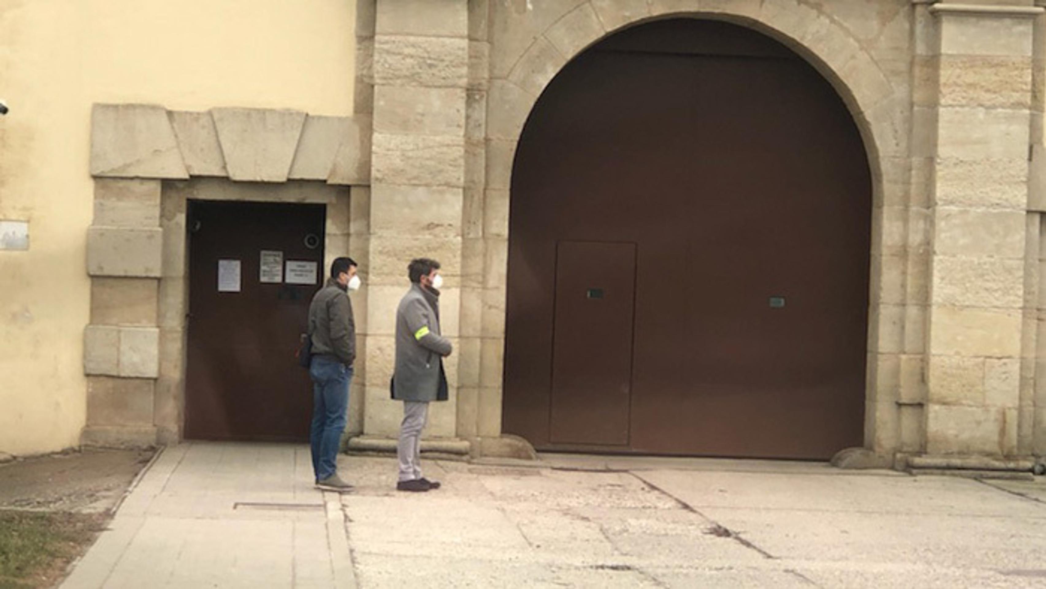 Muži, ktorí čakali po prepustení na Martina Kvietika.