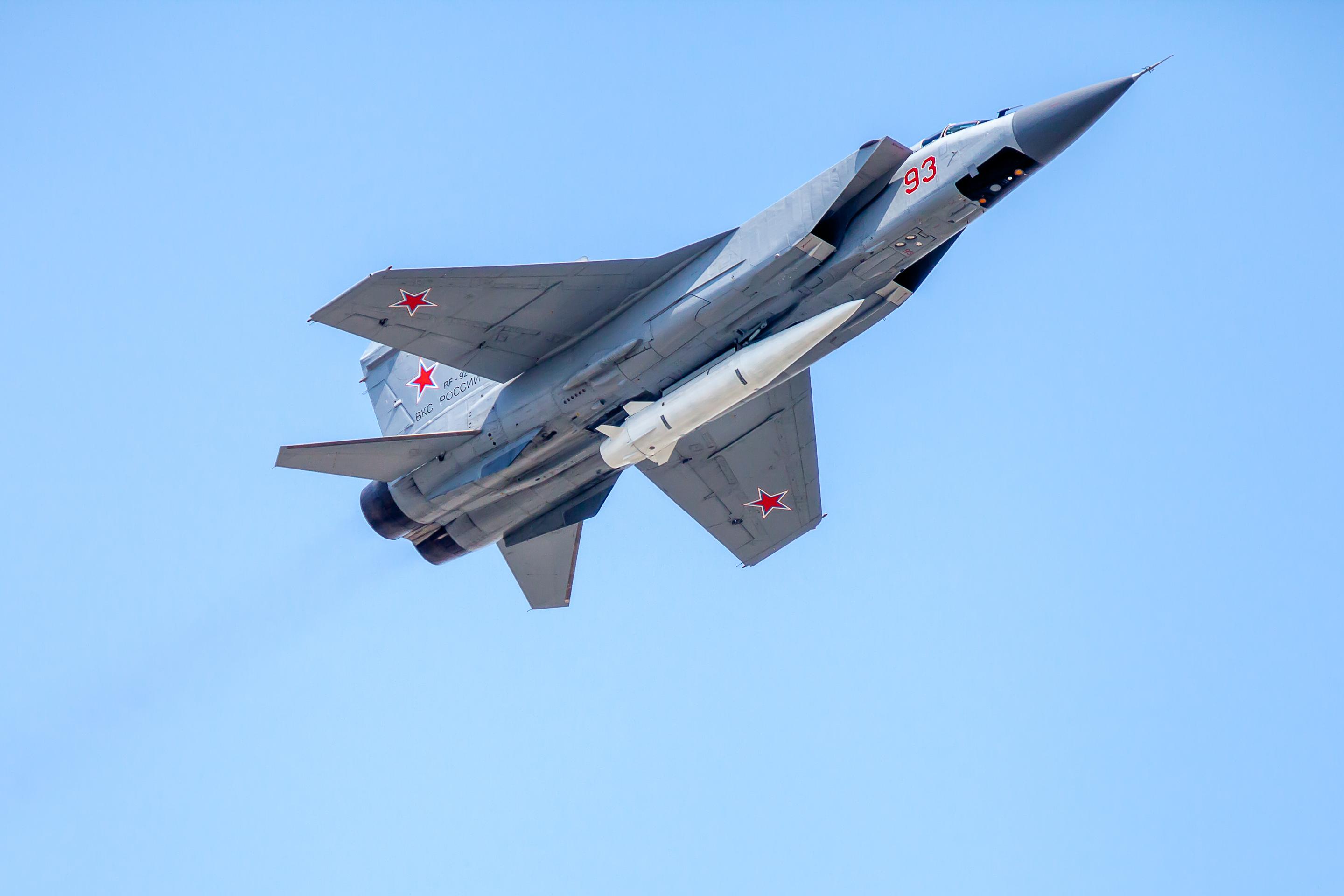 Ruská stíhačka MiG-31 s raketou Kh-47M2 Kinžal.  