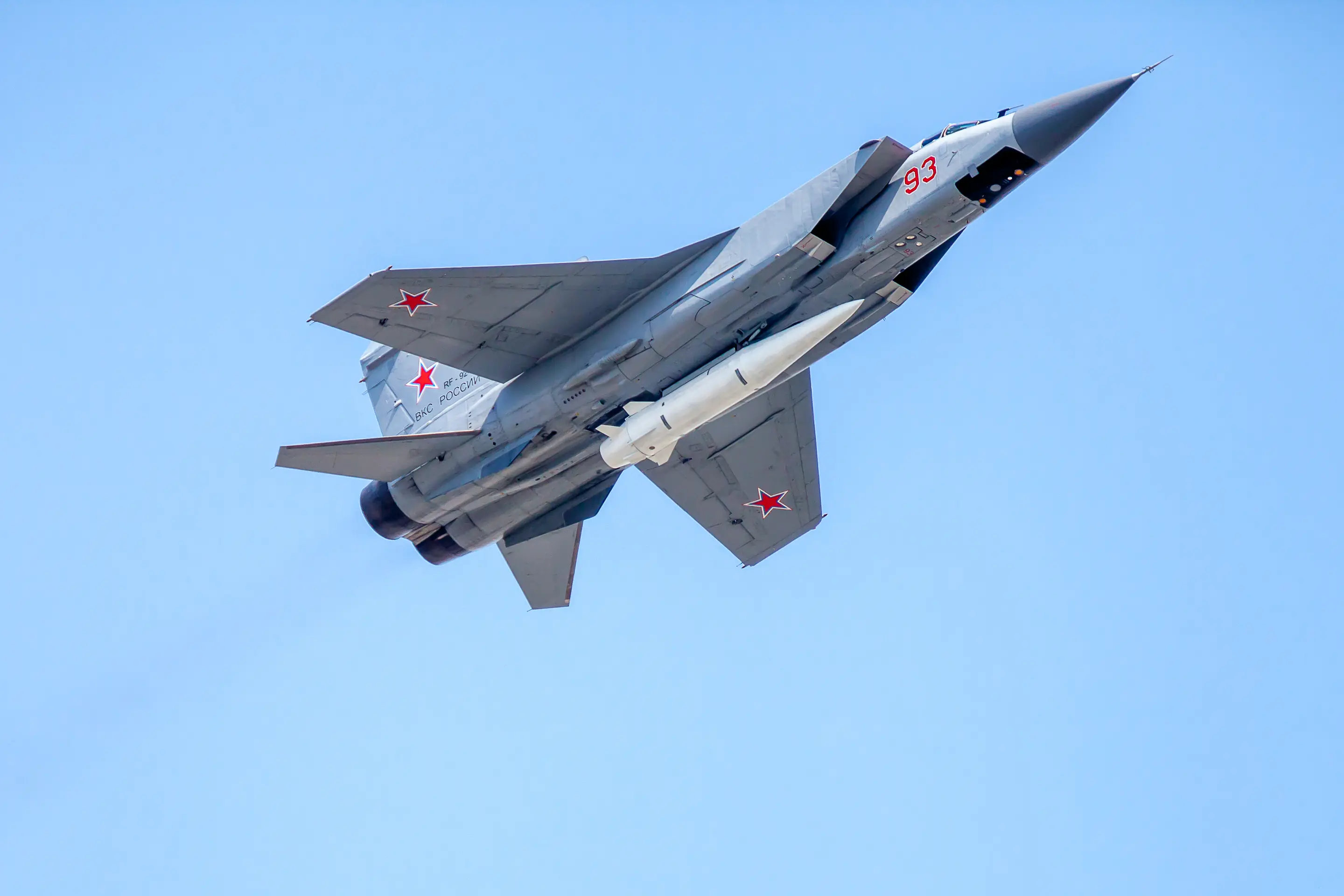Ruská stíhačka MiG-31 s raketou Kh-47M2 Kinžal.  