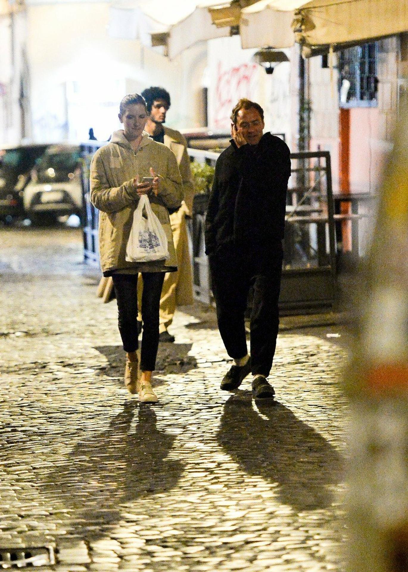 Paparazzi odfotili Juda Lawa v uliciach Ríma so snúbenicou Phillipou Coanou. 