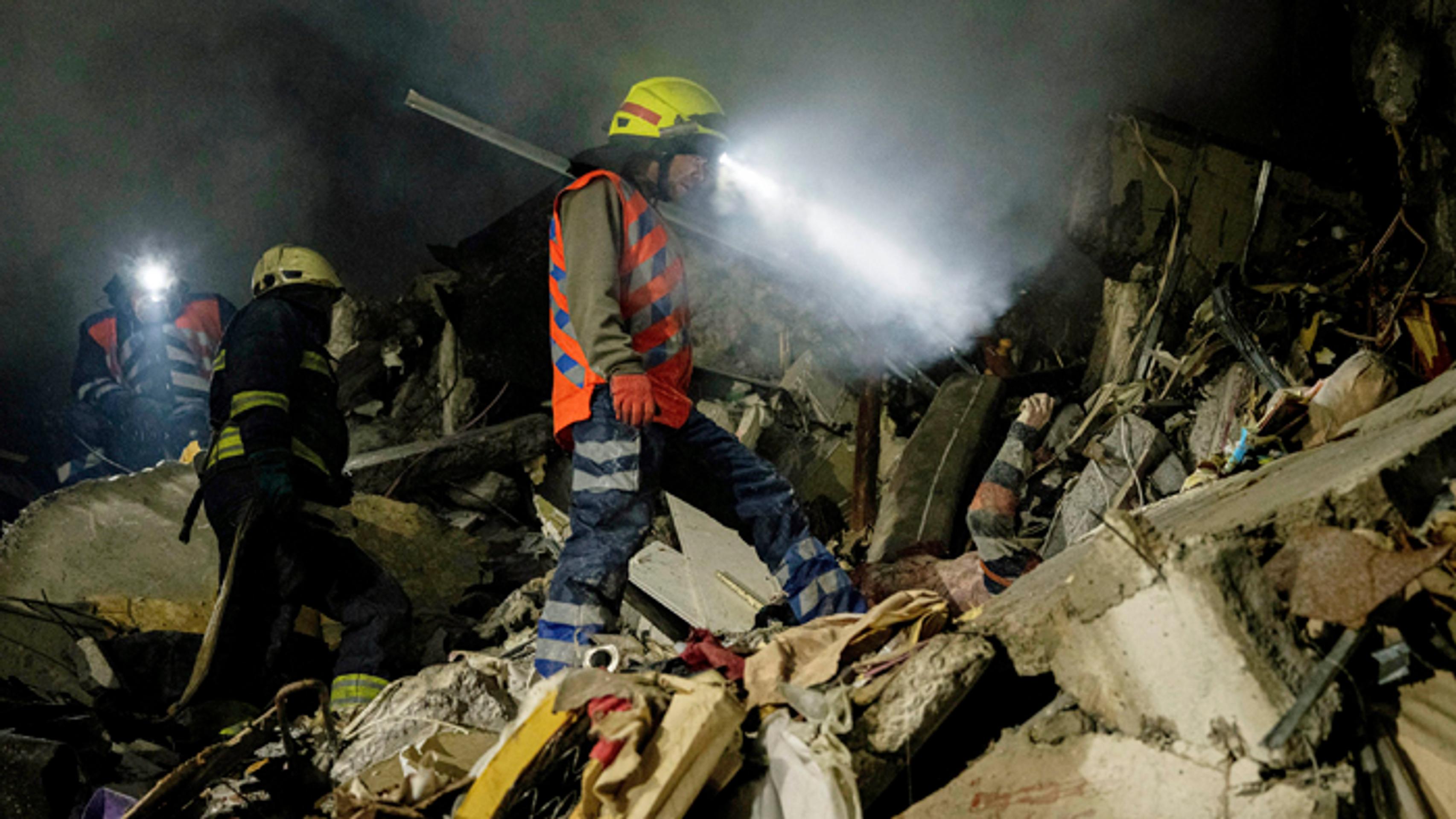 Ruský raketový útok zasiahol výškový bytový dom v meste Dnipro.