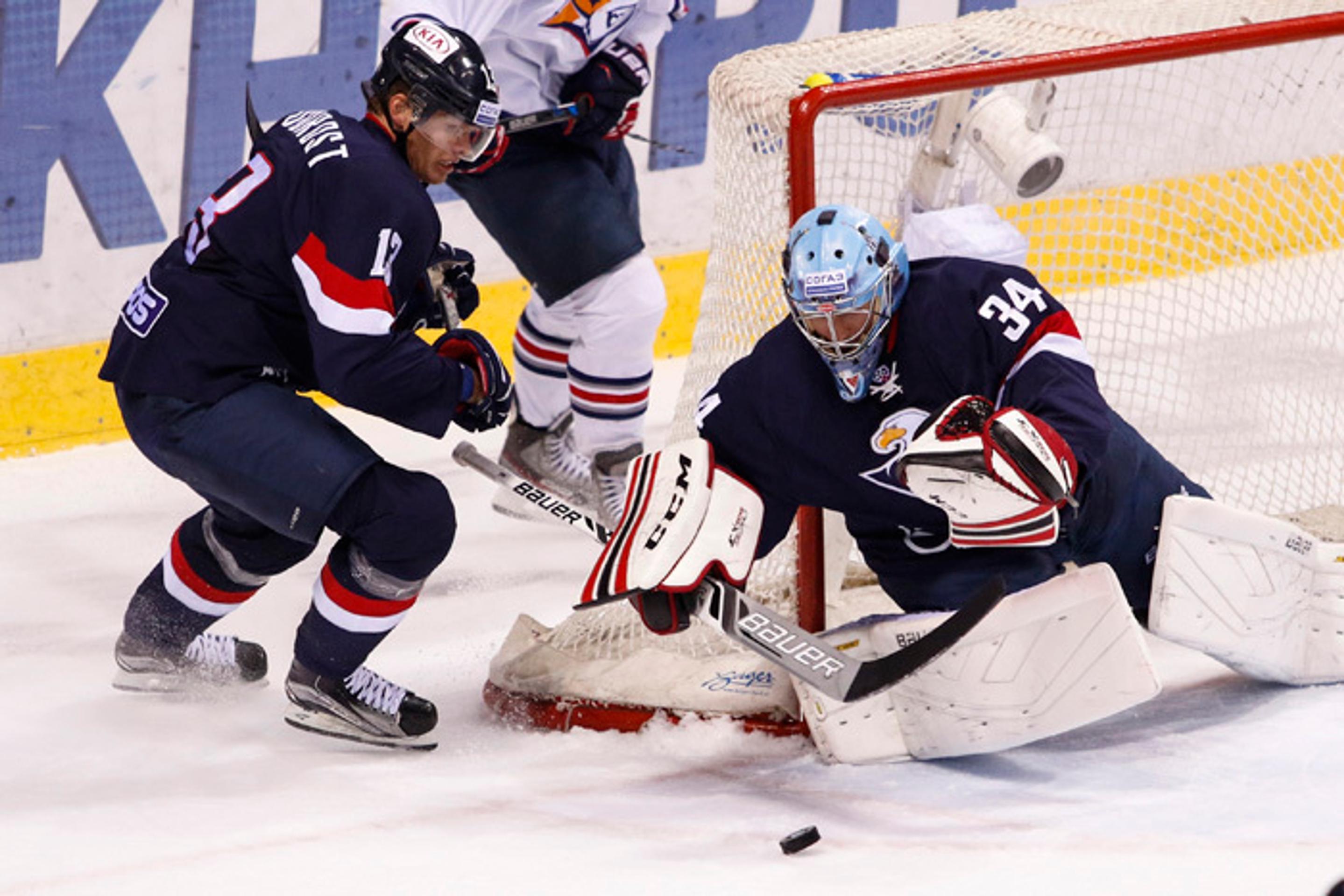 Zľava Václav Nedorost (Slovan) a brankár Michael Garnett (Slovan).