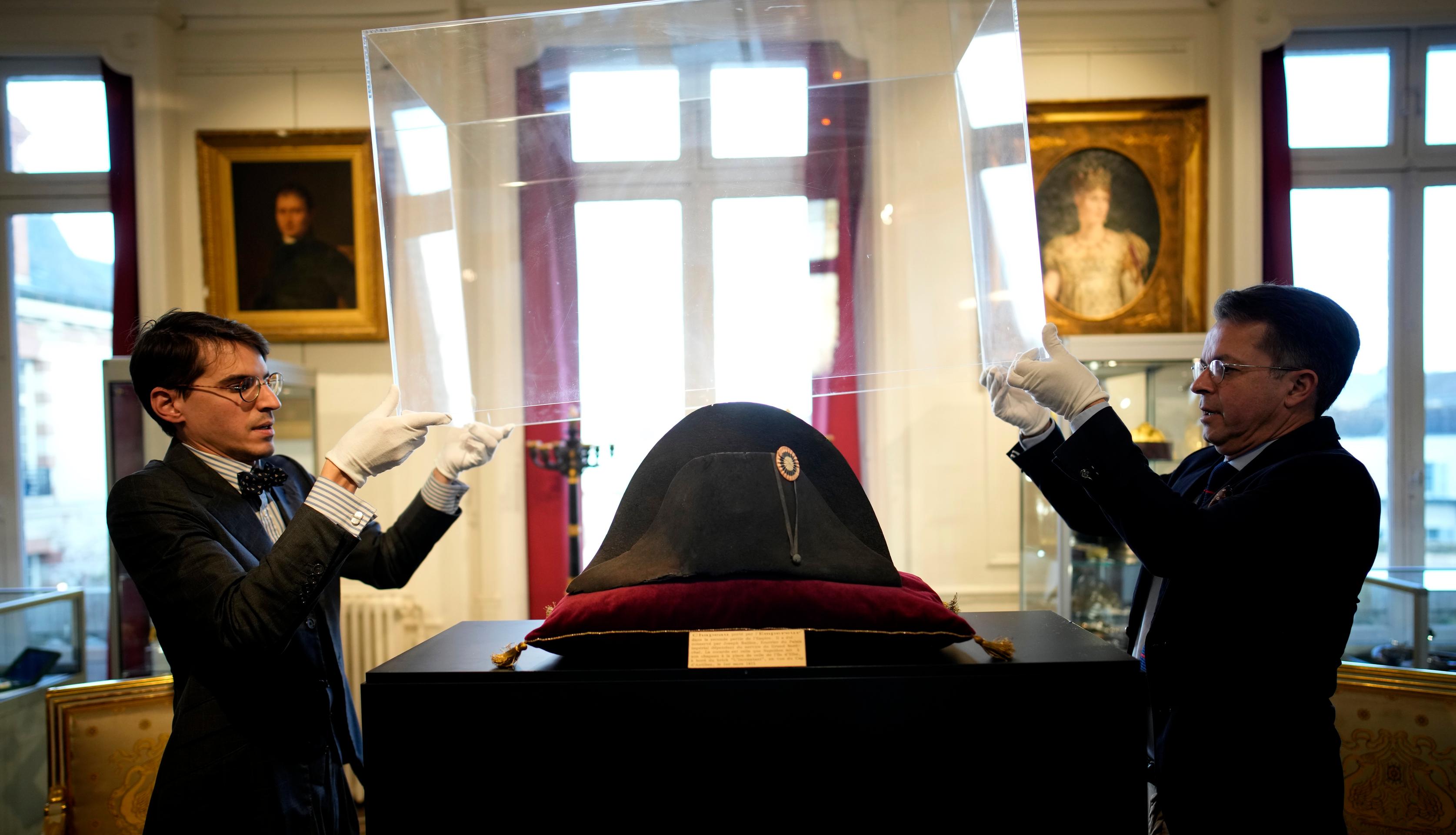 Na snímke jeden z charakteristických dvojrohých čiernych klobúkov, ktoré nosil francúzsky cisár Napoleon Bonaparte, vystavený v aukčnom dome Osenat vo Fontainebleau neďaleko Paríža.