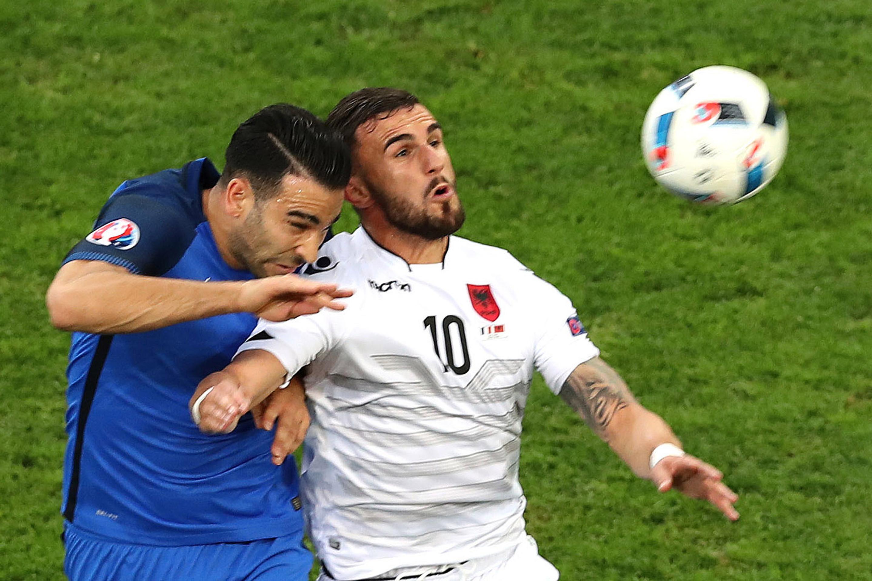 Francúz Adil Rami (vľavo) a Albánec Armando Sadiku bojujú o loptu v zápase na ME u "galského kohúta".