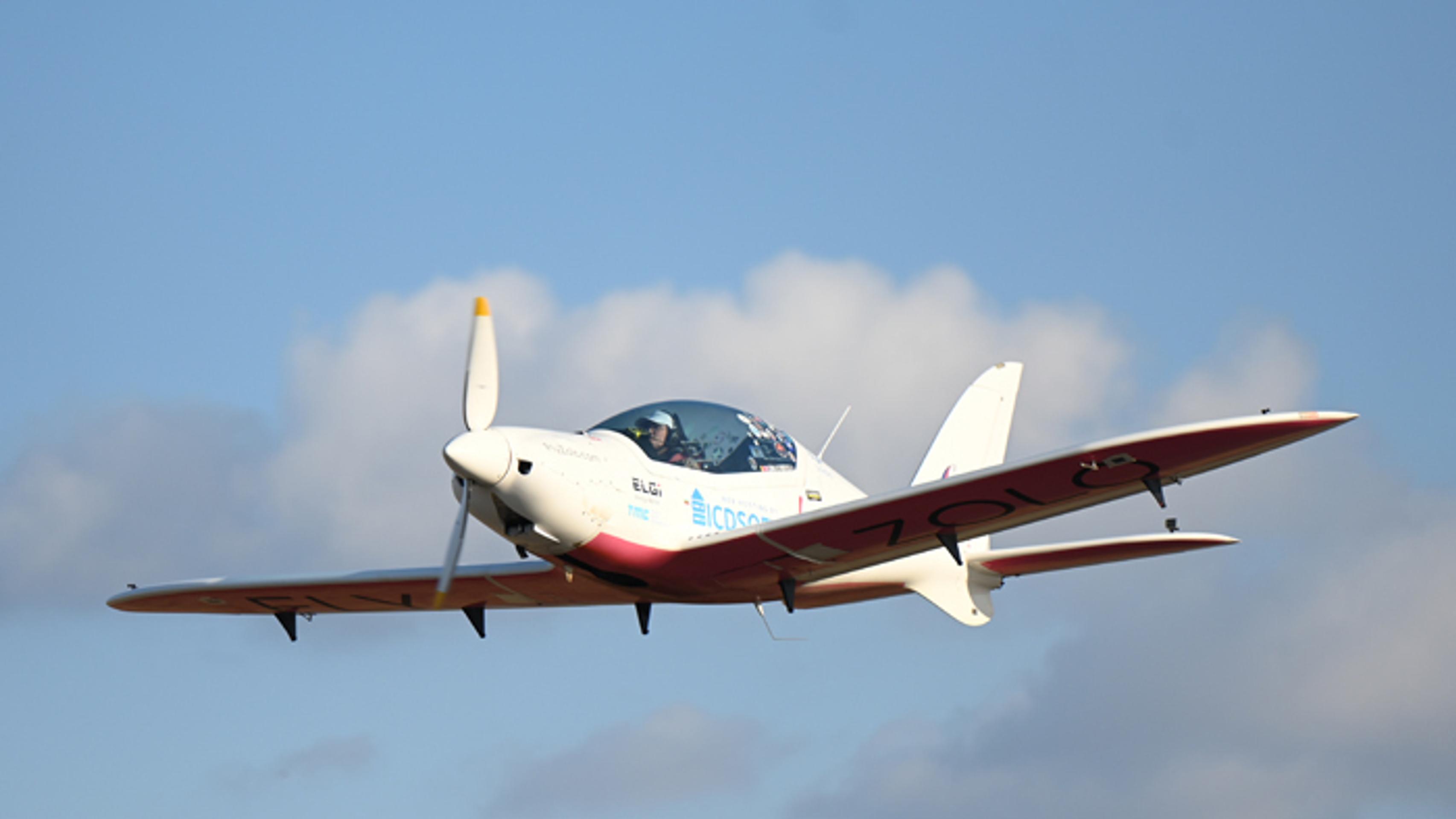 Pilotka Zara Rutherfordová v lietadle Shark Aero pri prelete nad letiskom v Senici.