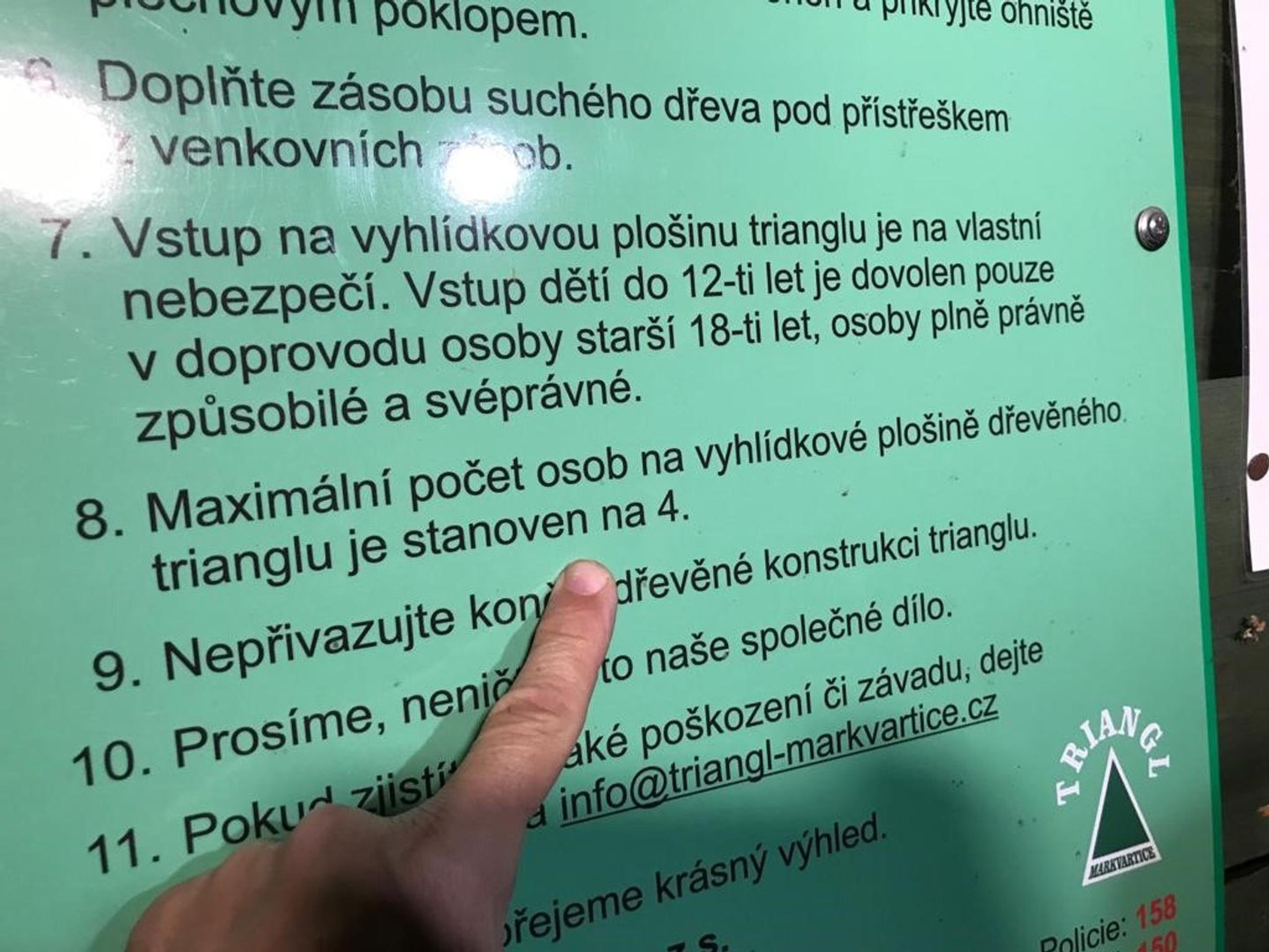 Návštevný poriadok uvádza maximálne štyri osoby na plošine.