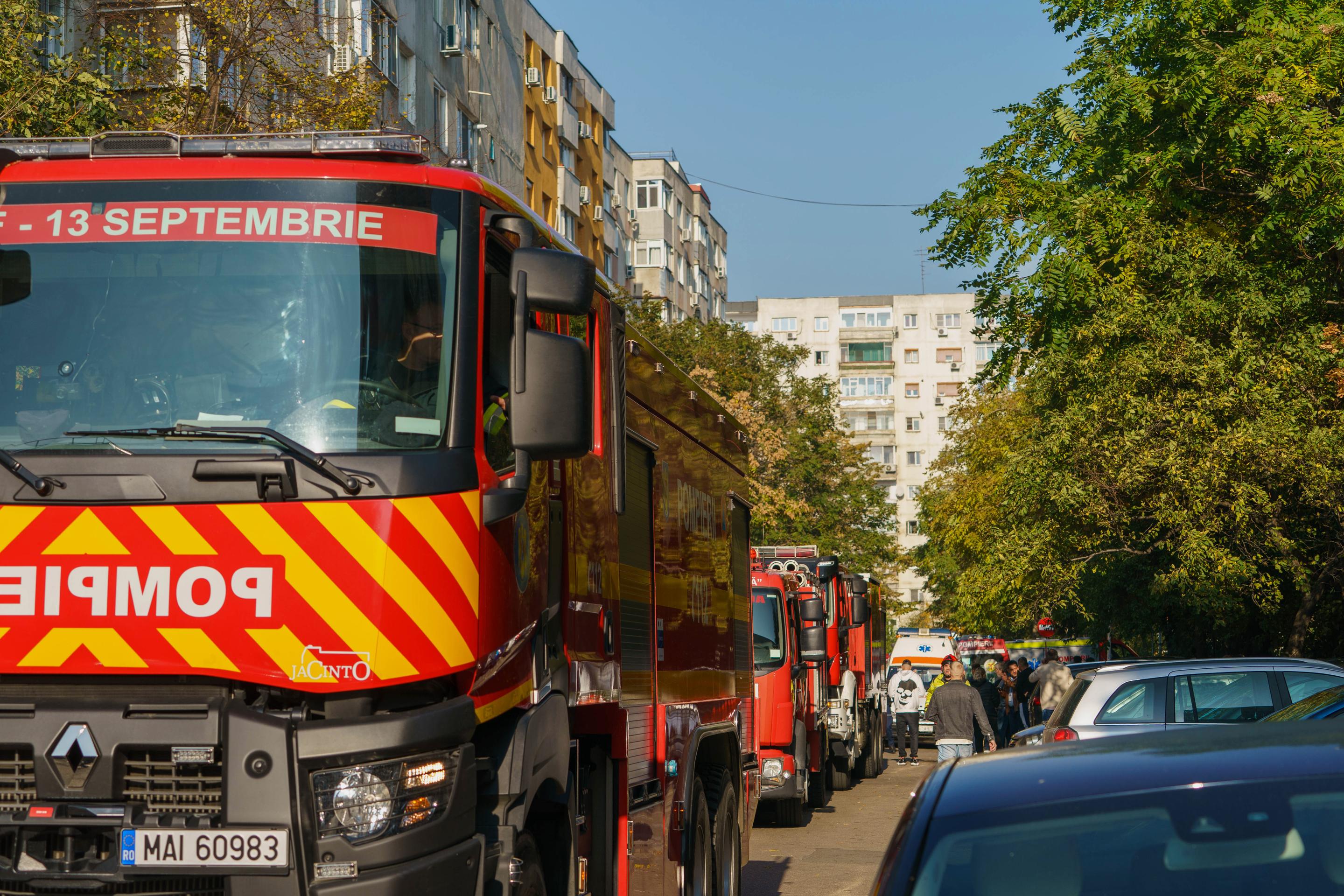 Autá záchranných zložiek parkujú po výbuchu pred činžiakom  v obytnej štvrti v Bukurešti.