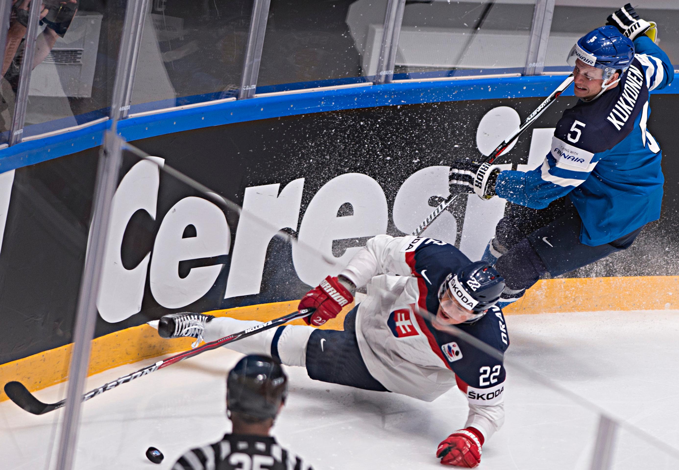 Vladimír Dravecký a Lasse Kukkonen v zápase B-skupiny MS v hokeji Slovensko - Fínsko.