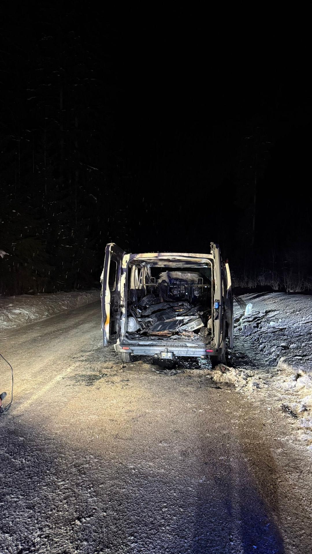 Dodávka zhorela do tla, kapela unikla o vlások.