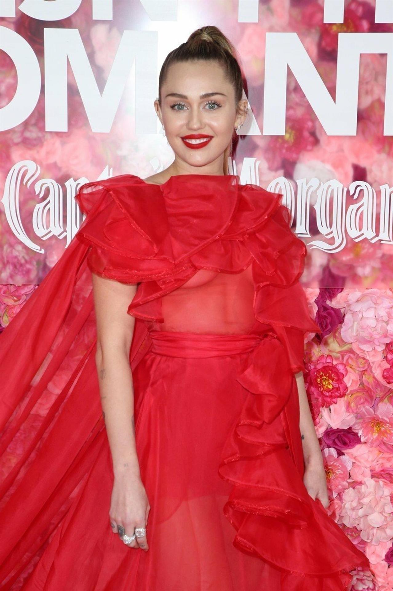 Miley Cyrus na losangelskej premiére filmu Isn't It Romantic